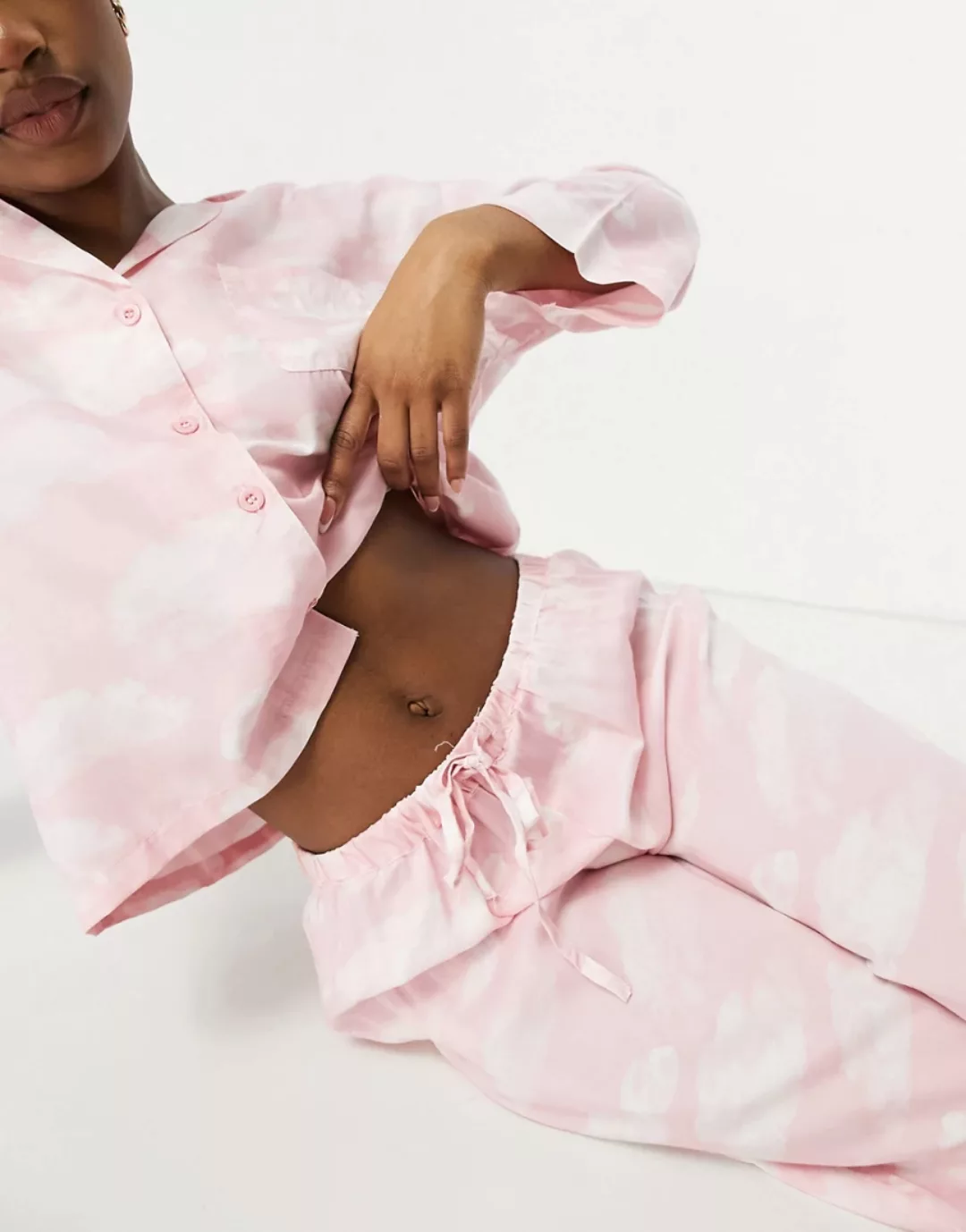 ASOS DESIGN – Pyjama-Set aus Hemd und Hose in Rosa mit Wolkenprint aus 100% günstig online kaufen