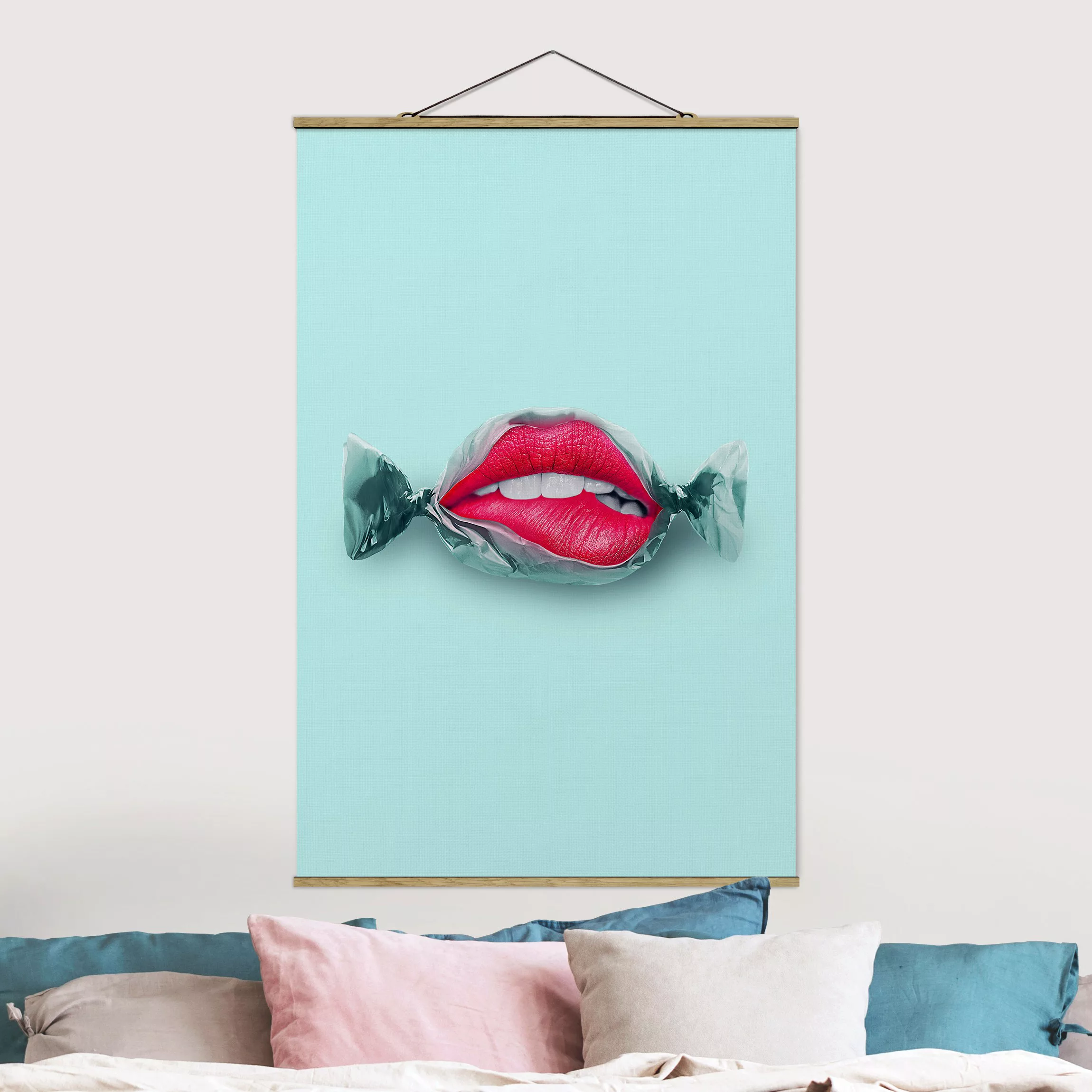 Stoffbild Küche mit Posterleisten - Hochformat Bonbon mit Lippen günstig online kaufen