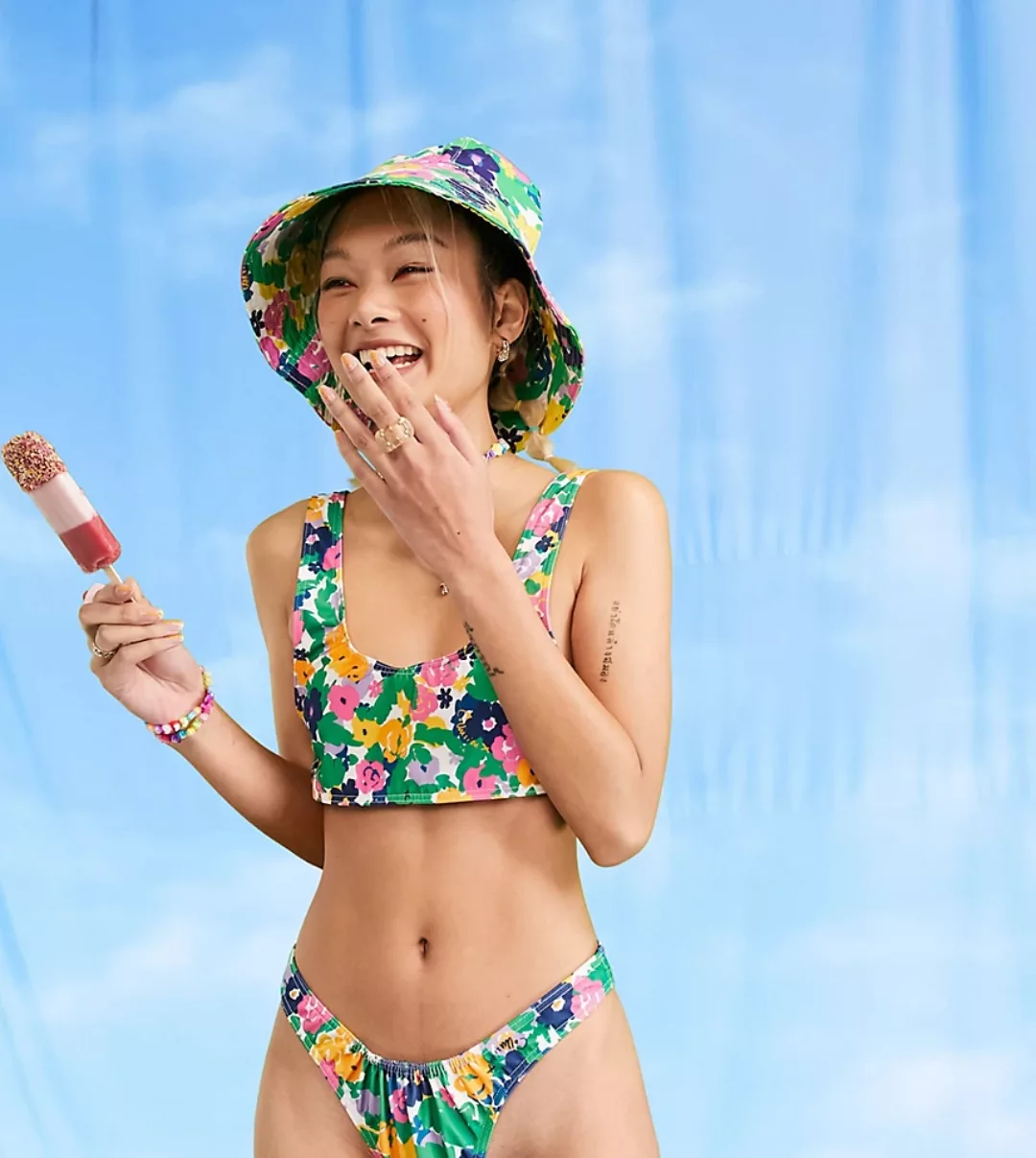 COLLUSION – Recycled – Bikinihose im Stil der 80er mit hohem Beinausschnitt günstig online kaufen