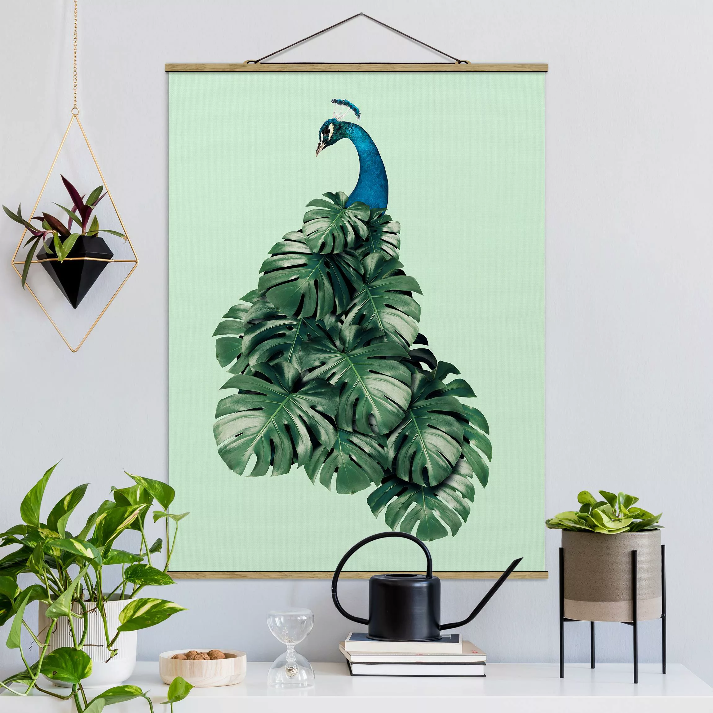 Stoffbild Tiere mit Posterleisten - Hochformat Pfau mit Monstera Blättern günstig online kaufen