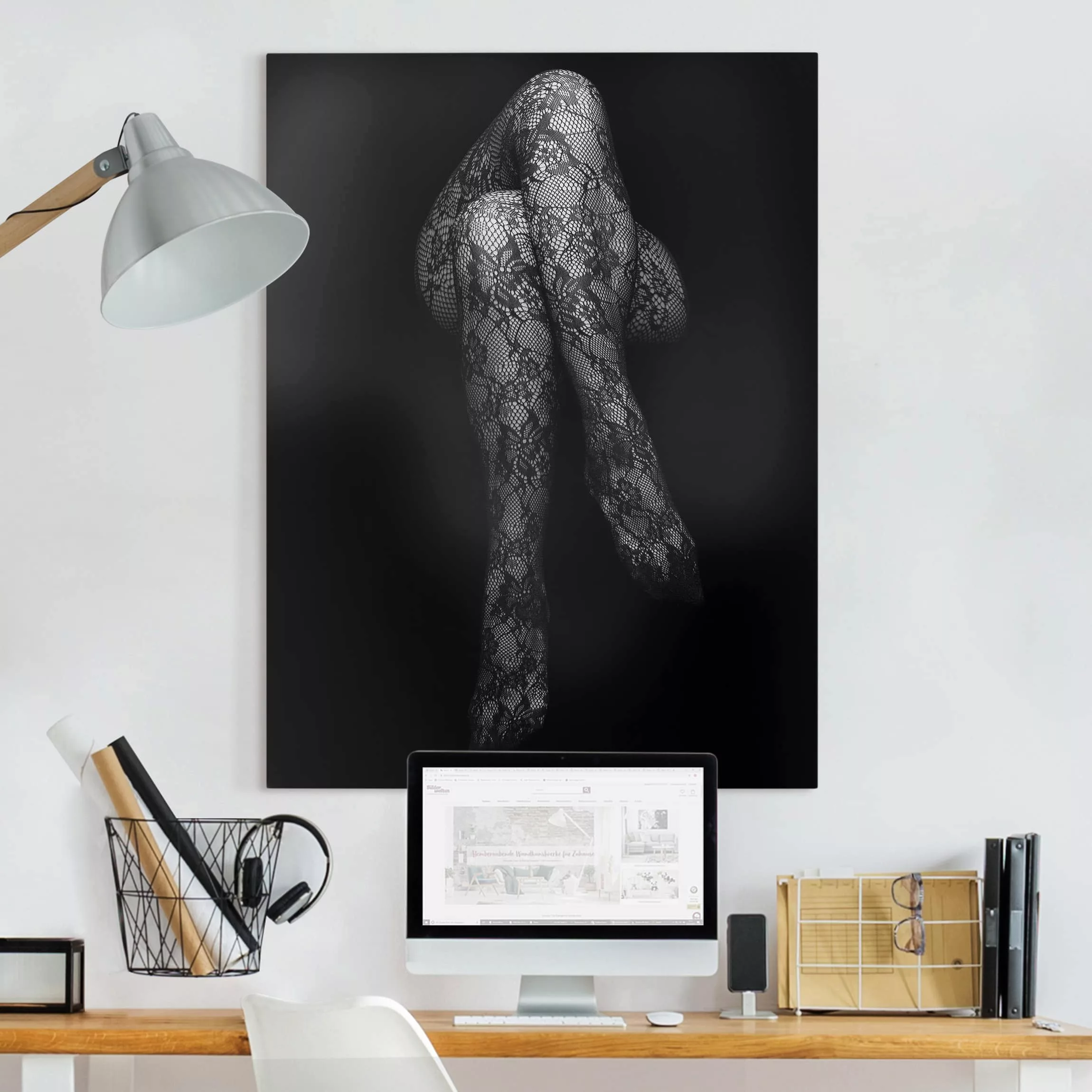 Leinwandbild Schwarz-Weiß - Hochformat Beine in Spitze günstig online kaufen