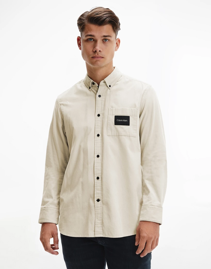 Calvin Klein – Hemdjacke aus Baby Cord in Stein mit regulärer Passform, Auf günstig online kaufen