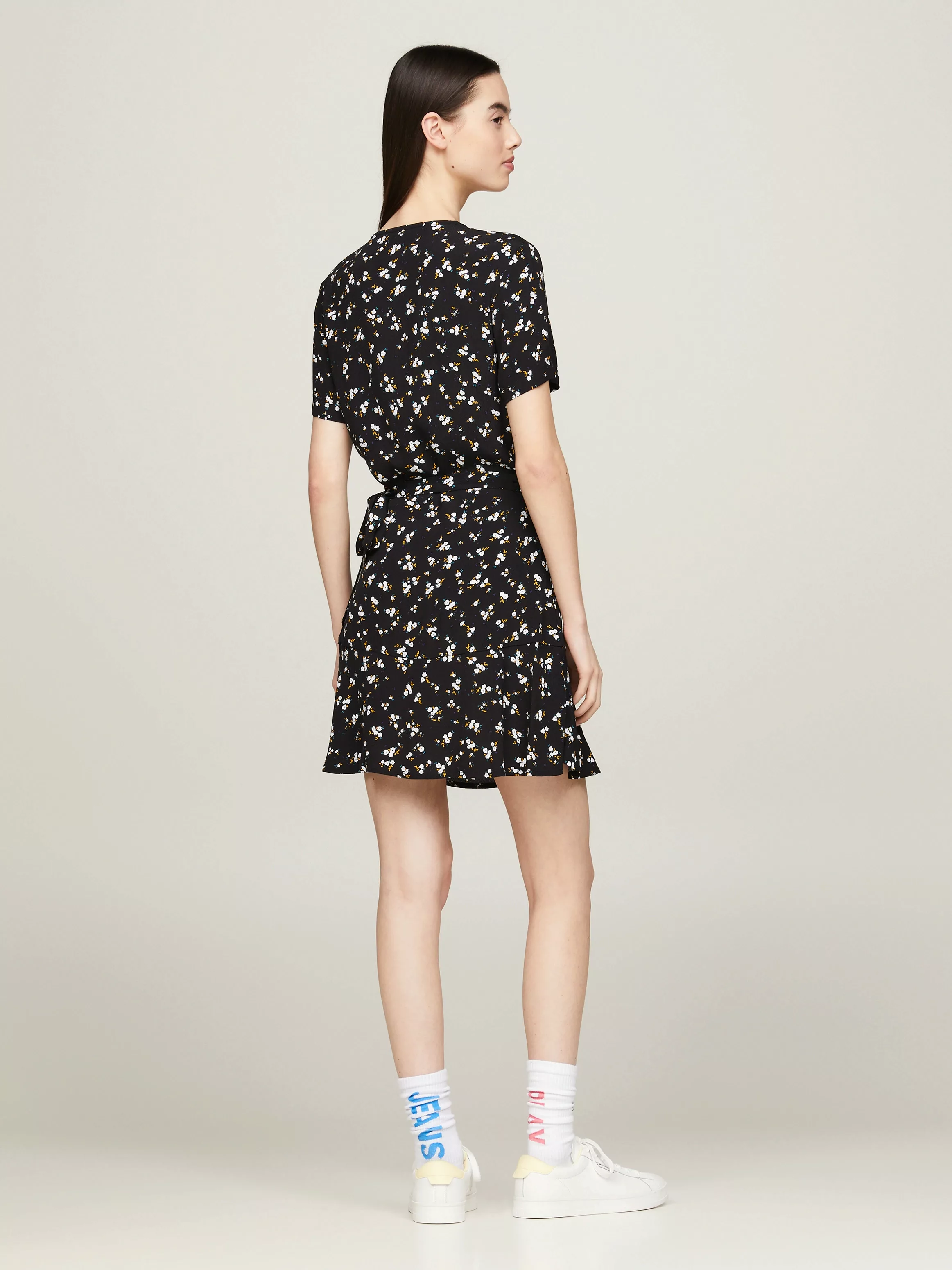 Tommy Jeans Wickelkleid TJW FLORAL RUFFLE WRAP DRESS mit V-Ausschnitt günstig online kaufen