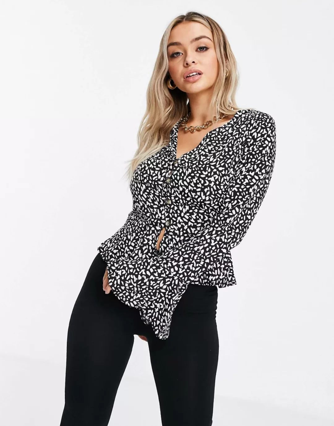 Missguided – Elegante Bluse mit Volantsaum und Fleckenmuster-Schwarz günstig online kaufen
