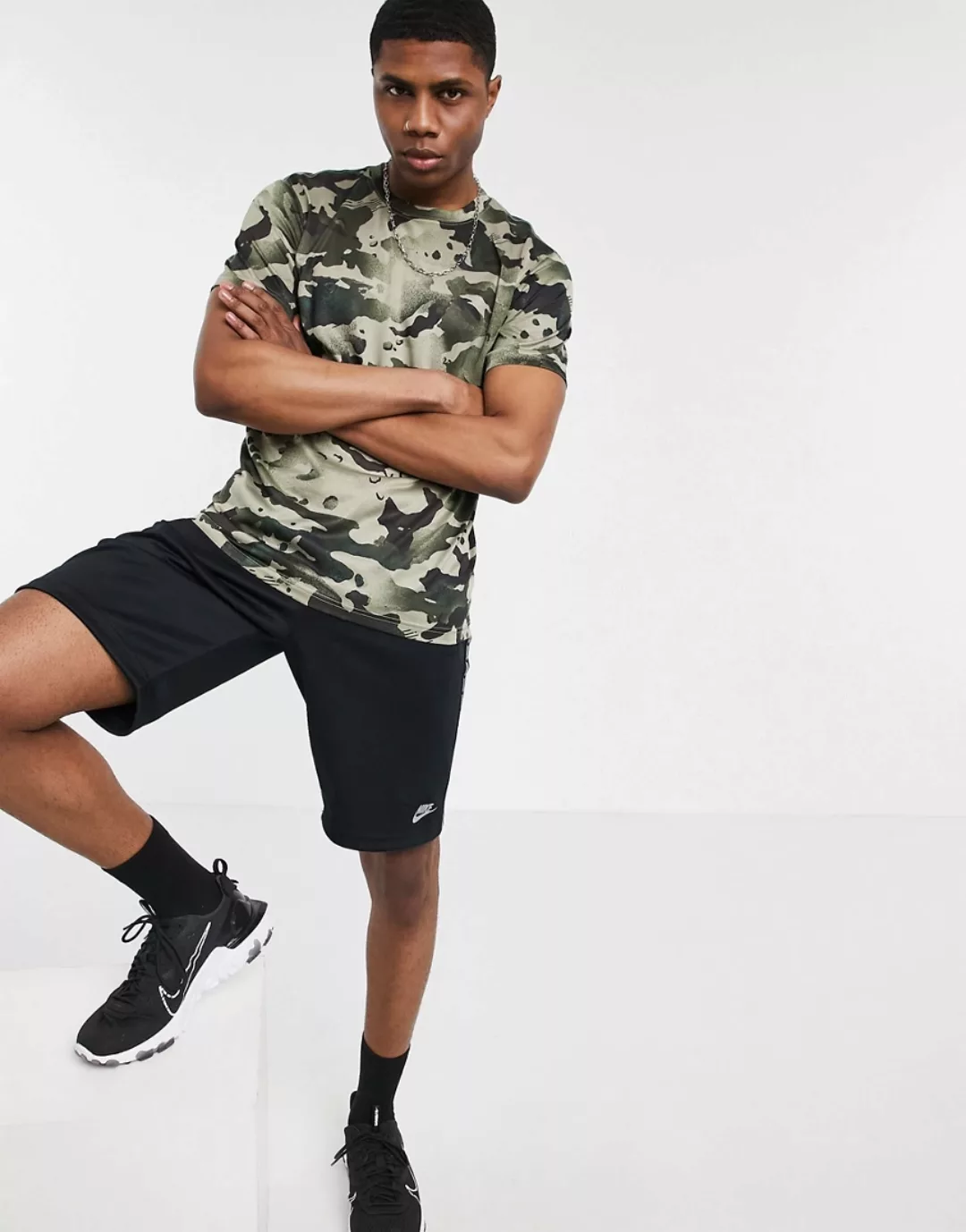 Nike Training – T-Shirt in Khaki mit Military-Muster-Grün günstig online kaufen