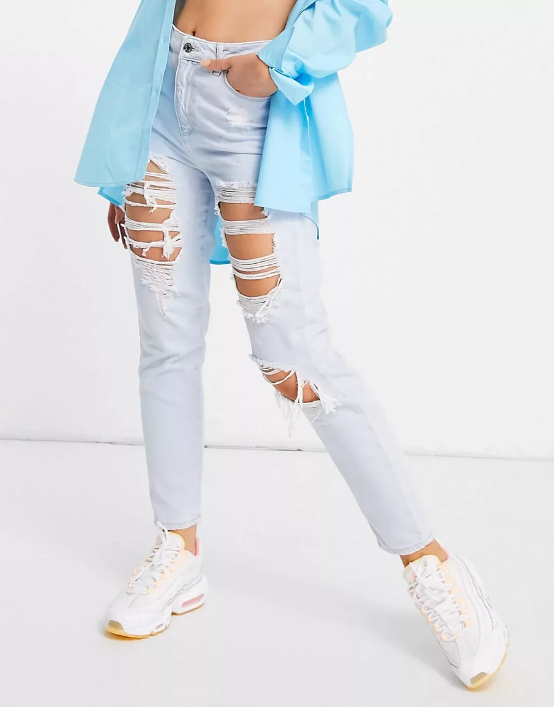 New Look – Mom-Jeans mit extremen Zierrissen in verblichenem Blau günstig online kaufen