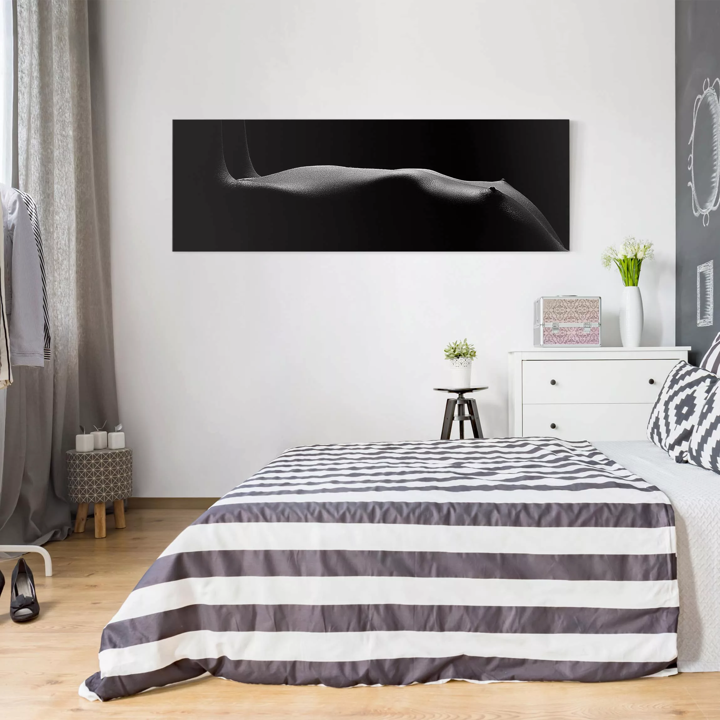Leinwandbild Schwarz-Weiß - Panorama Frauenakt im Dunkeln günstig online kaufen