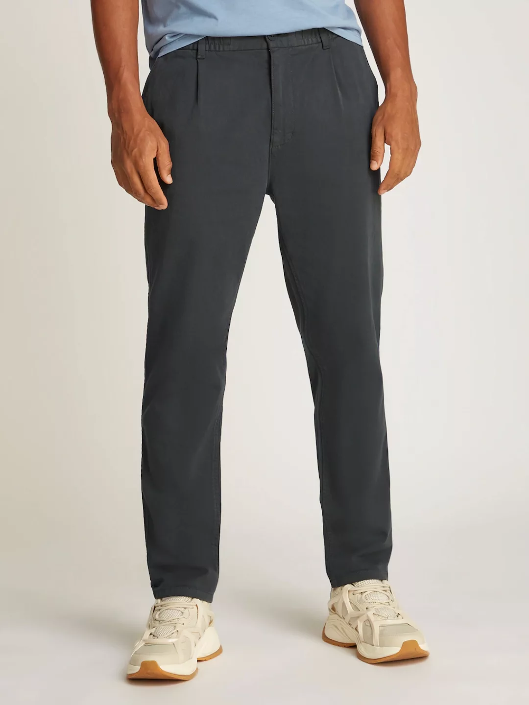 Tommy Jeans Chinohose "TJM CASUAL ELASTICATED PANT", mit Bundfalten günstig online kaufen