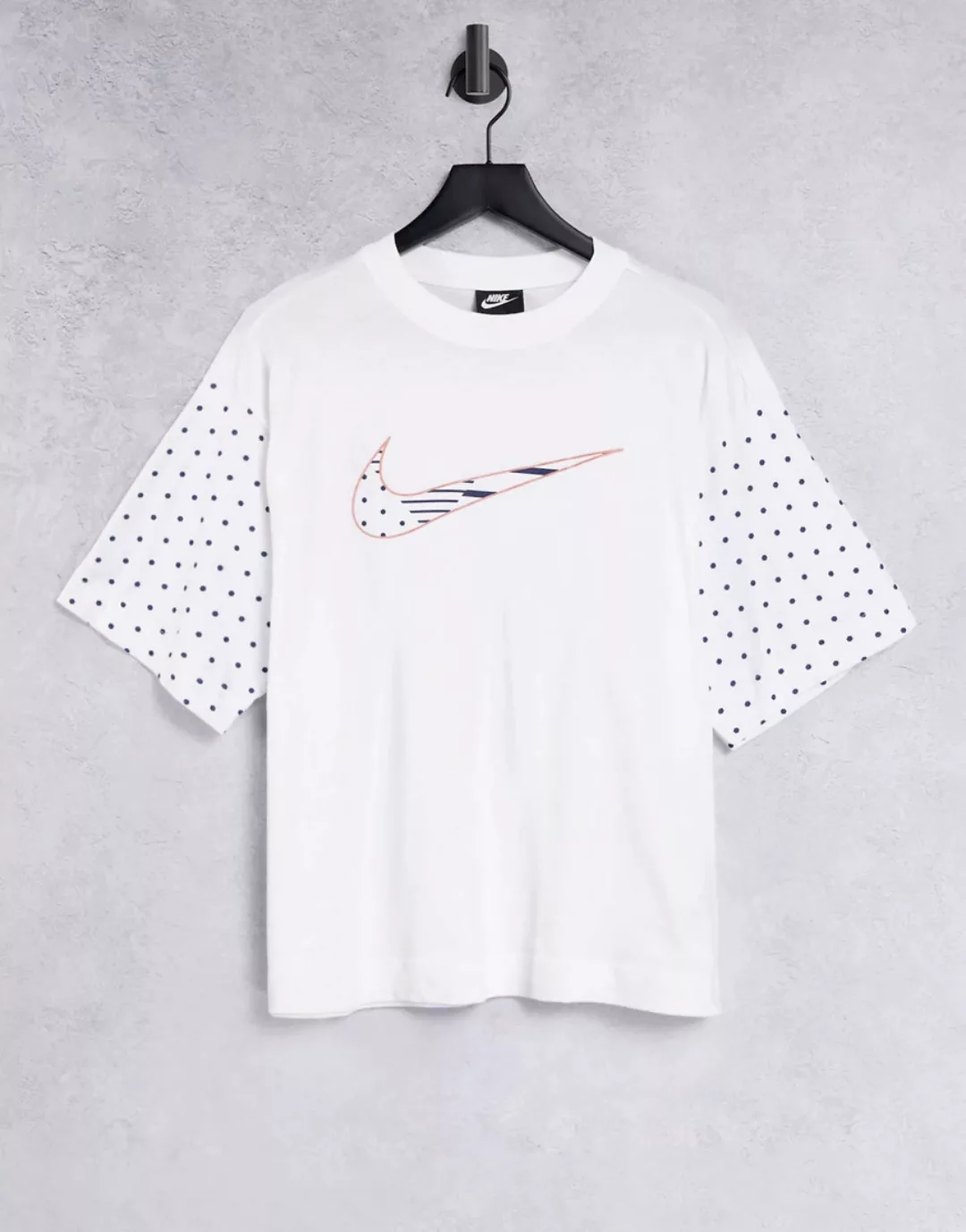 Nike – T-Shirt in Weiß mit Logo und Ärmeln mit kontrastierendem Punktemuste günstig online kaufen