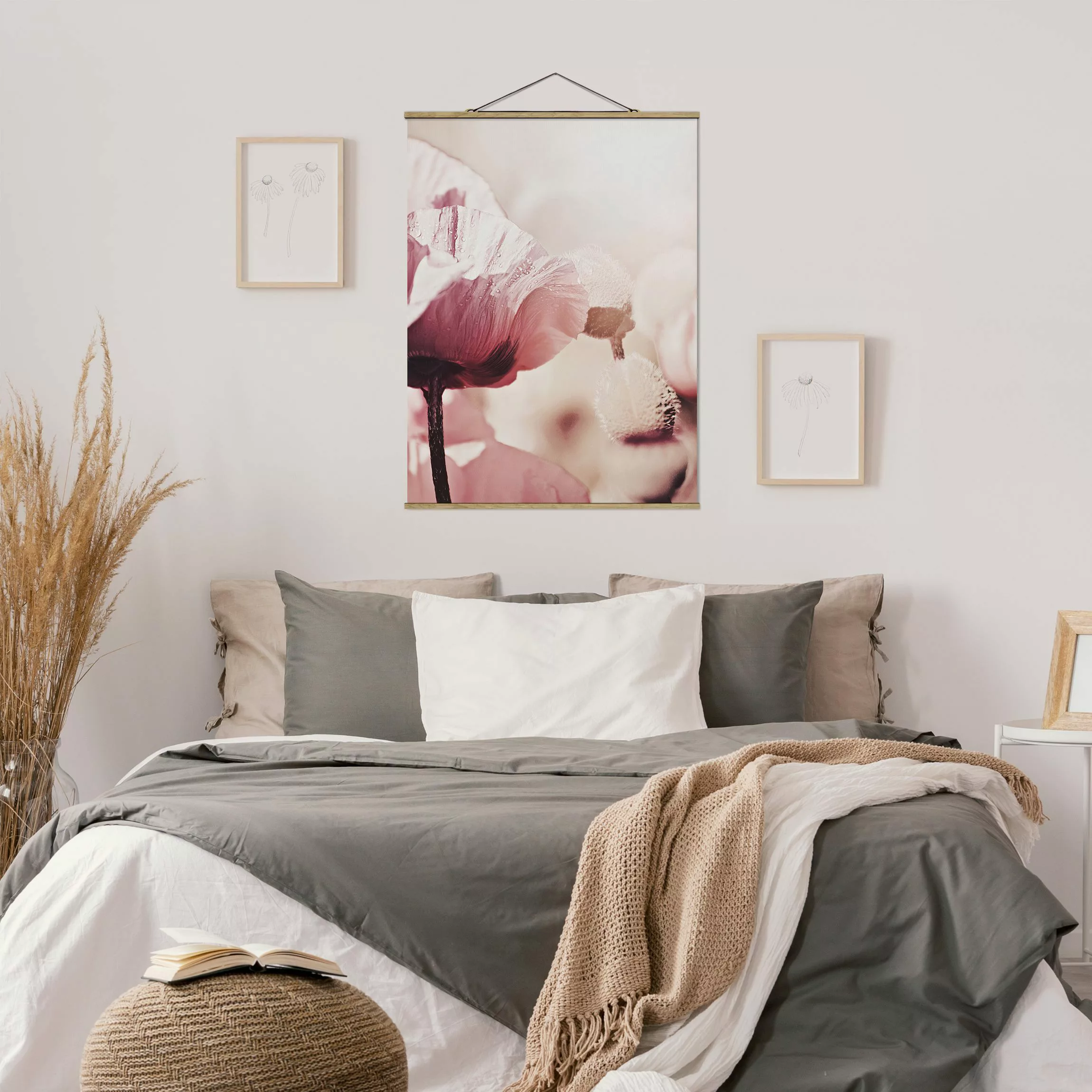Stoffbild mit Posterleisten Zartrosane Mohnblüte mit Wassertropfen günstig online kaufen