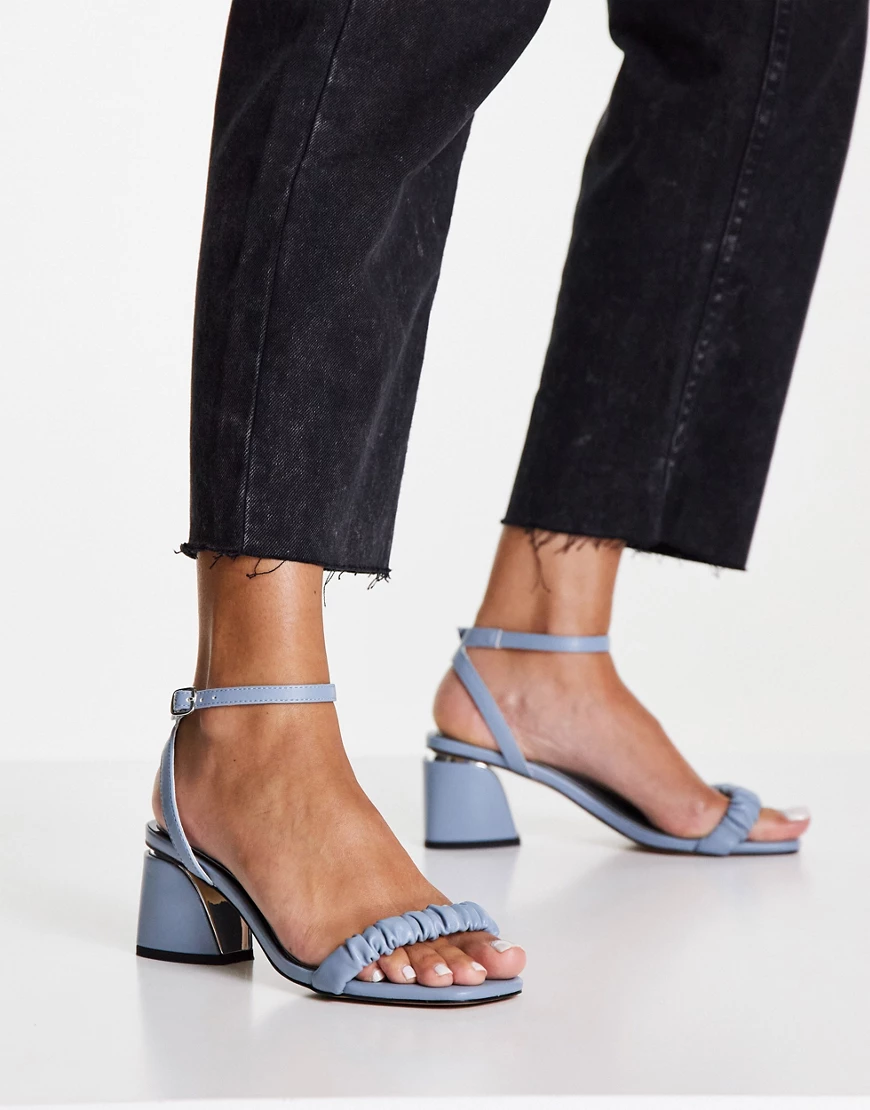 Miss Selfridge – Sally – Sandalen in Blau mit mittelhohem Absatz und geraff günstig online kaufen