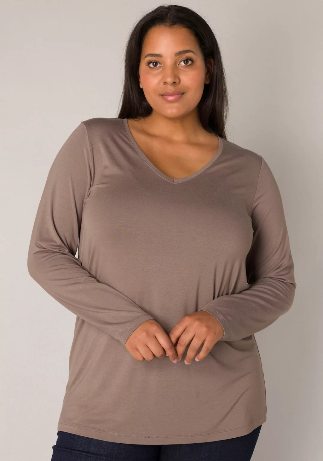 Base Level Curvy Langarmshirt mit V-Ausschnitt günstig online kaufen