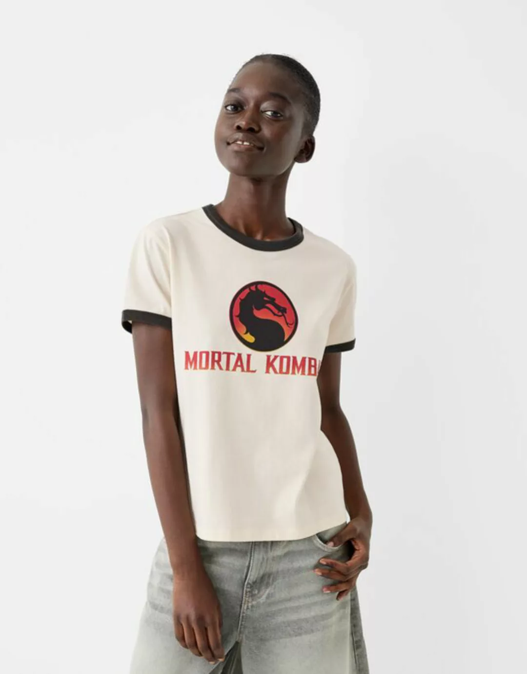Bershka T-Shirt Mortal Kombat Mit Kurzen Ärmeln Damen Xs Rohweiß günstig online kaufen