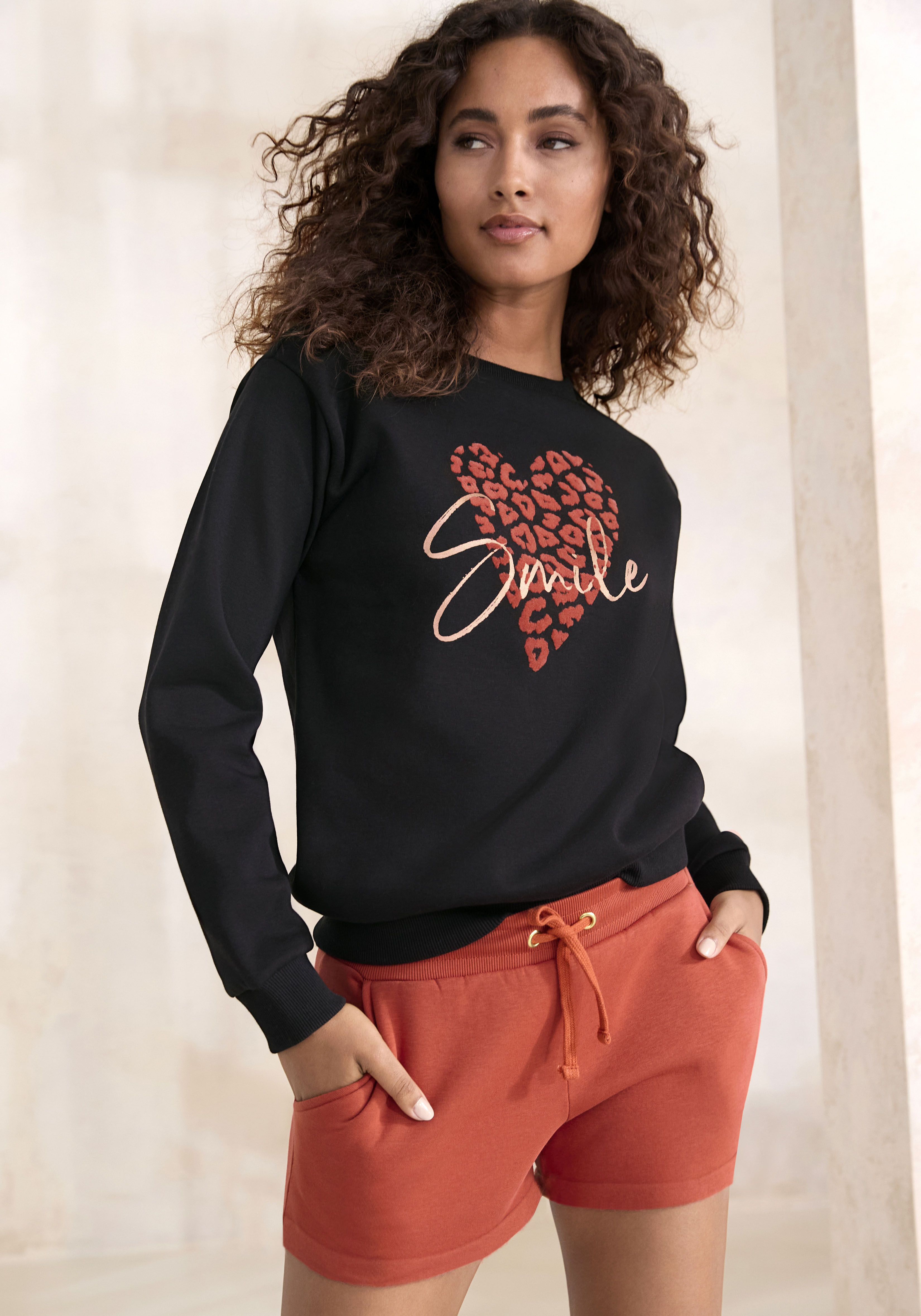 LASCANA Sweatshirt, Loungehirt mit Herz-Leo-Druck, Loungewear günstig online kaufen