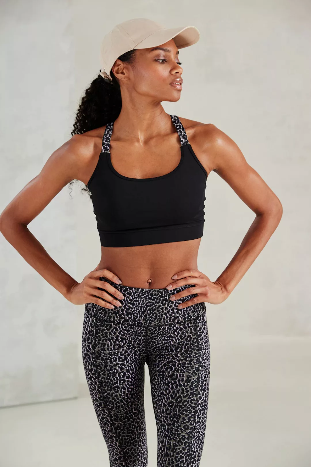 LASCANA ACTIVE Crop-Top, Sporttop mit gekreuzten Trägern in Leo Optik günstig online kaufen