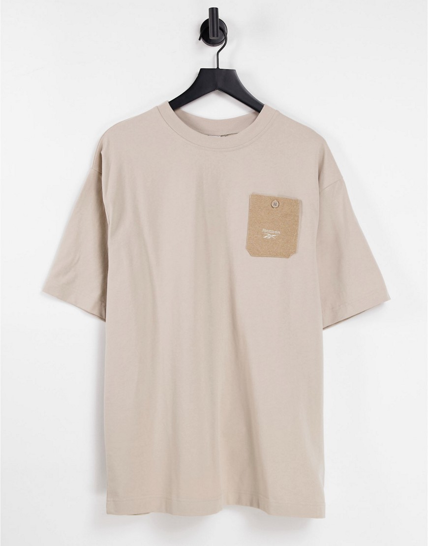 Reebok – T-Shirt in Beige mit Brusttasche-Neutral günstig online kaufen