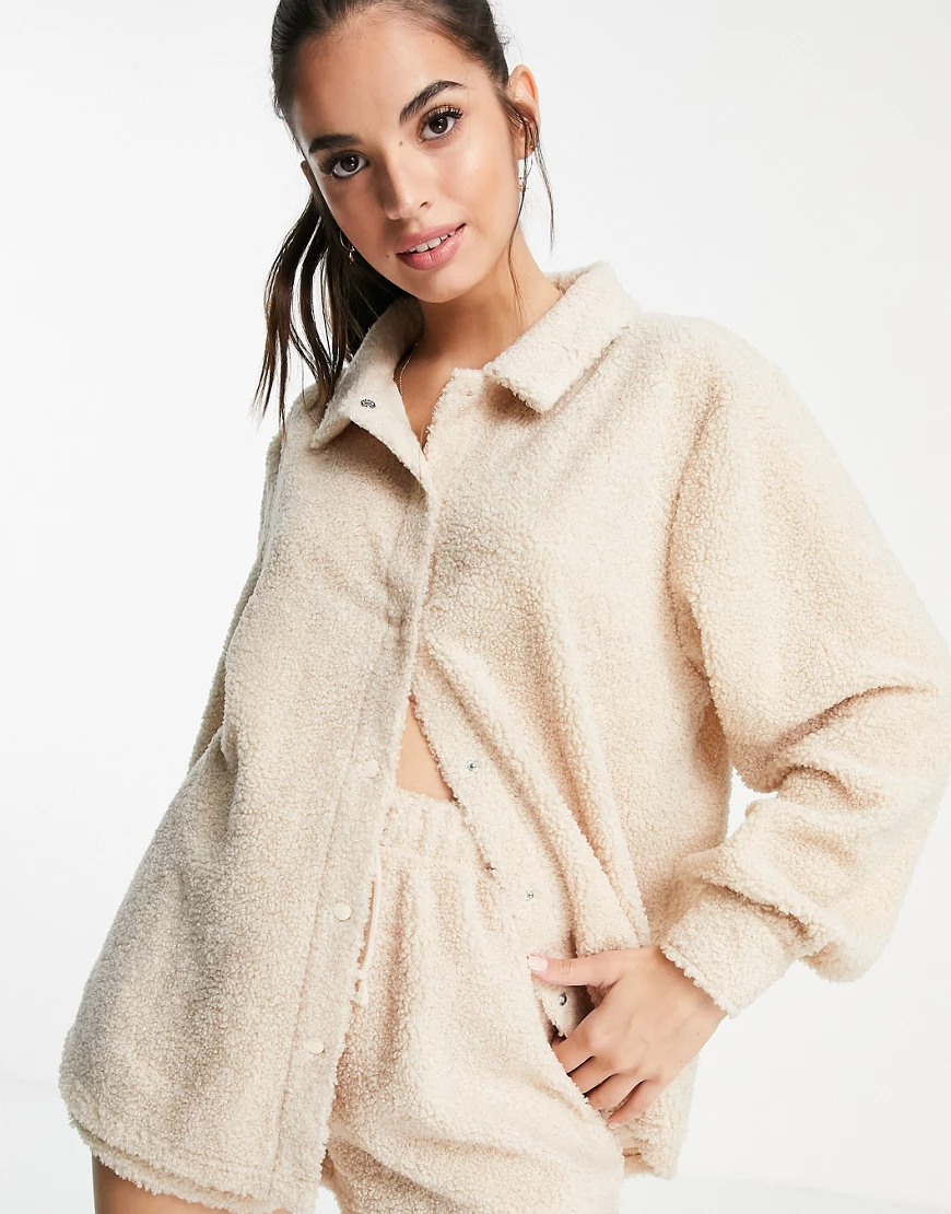 ASOS DESIGN – Mix & Match – Lounge-Hemd aus Teddyfell in Beige-Neutral günstig online kaufen