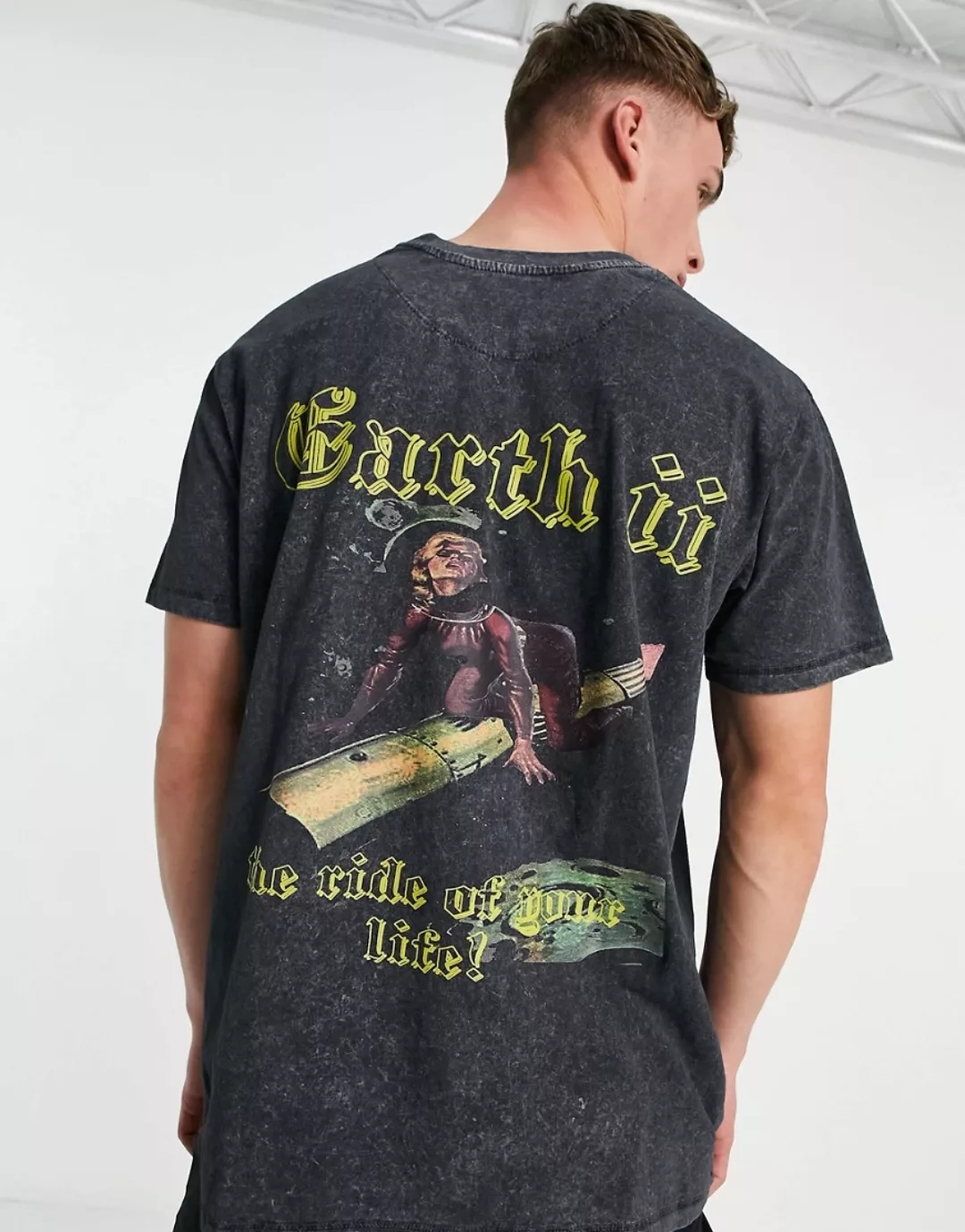 Night Addict – T-Shirt mit „Earth“-Rückenprint in schwarzer Acid-Waschung günstig online kaufen