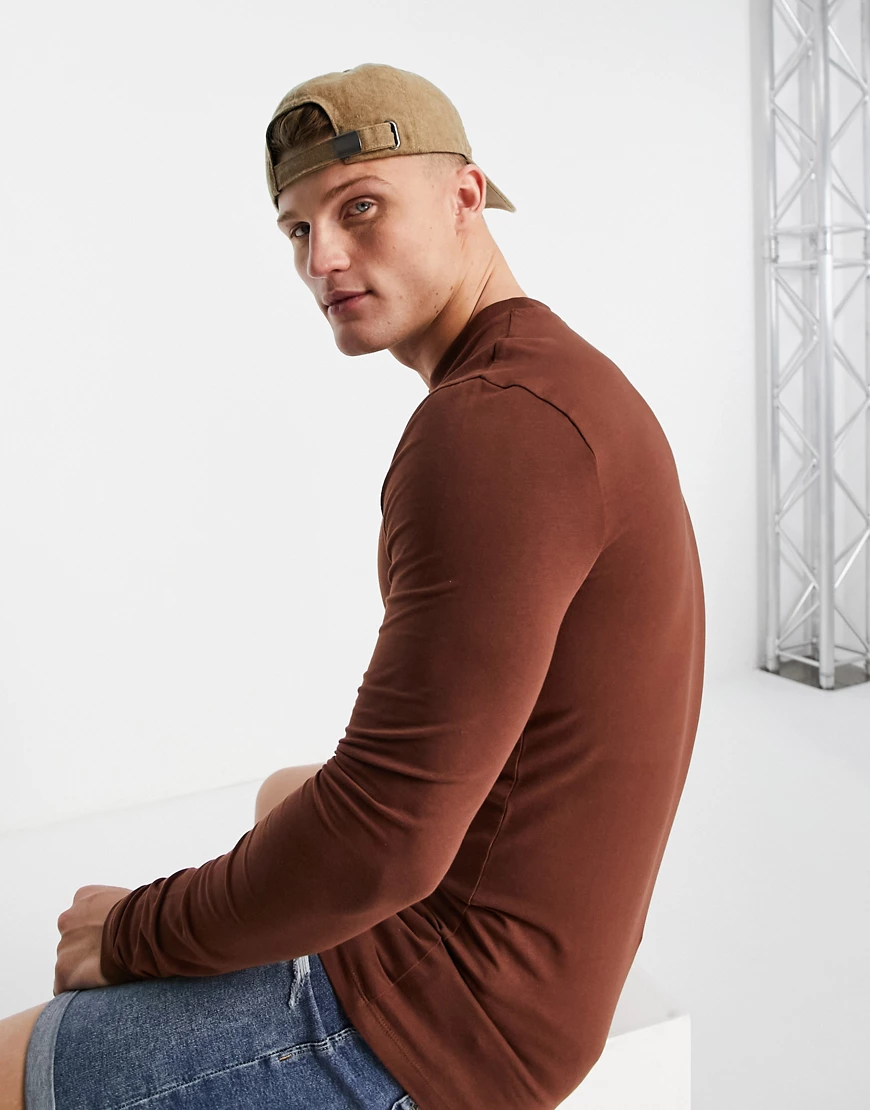 ASOS DESIGN – Langärmliges Muskelshirt aus Bio-Baumwollmix in Braun mit Run günstig online kaufen