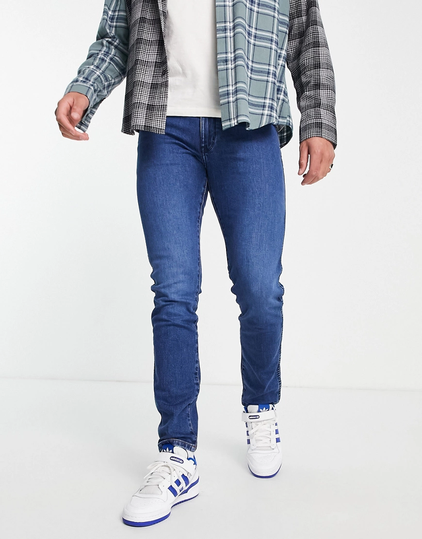 Wrangler – Larston – Jeans mit schmalem Schnitt-Blau günstig online kaufen