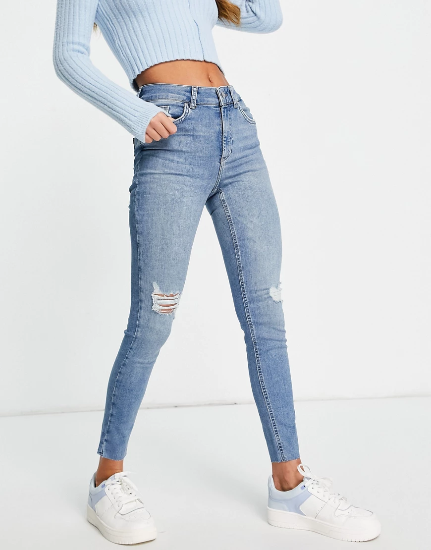 Pieces – Delly – Eng geschnittene Jeans in Hellblau mit hohem Bund und Riss günstig online kaufen