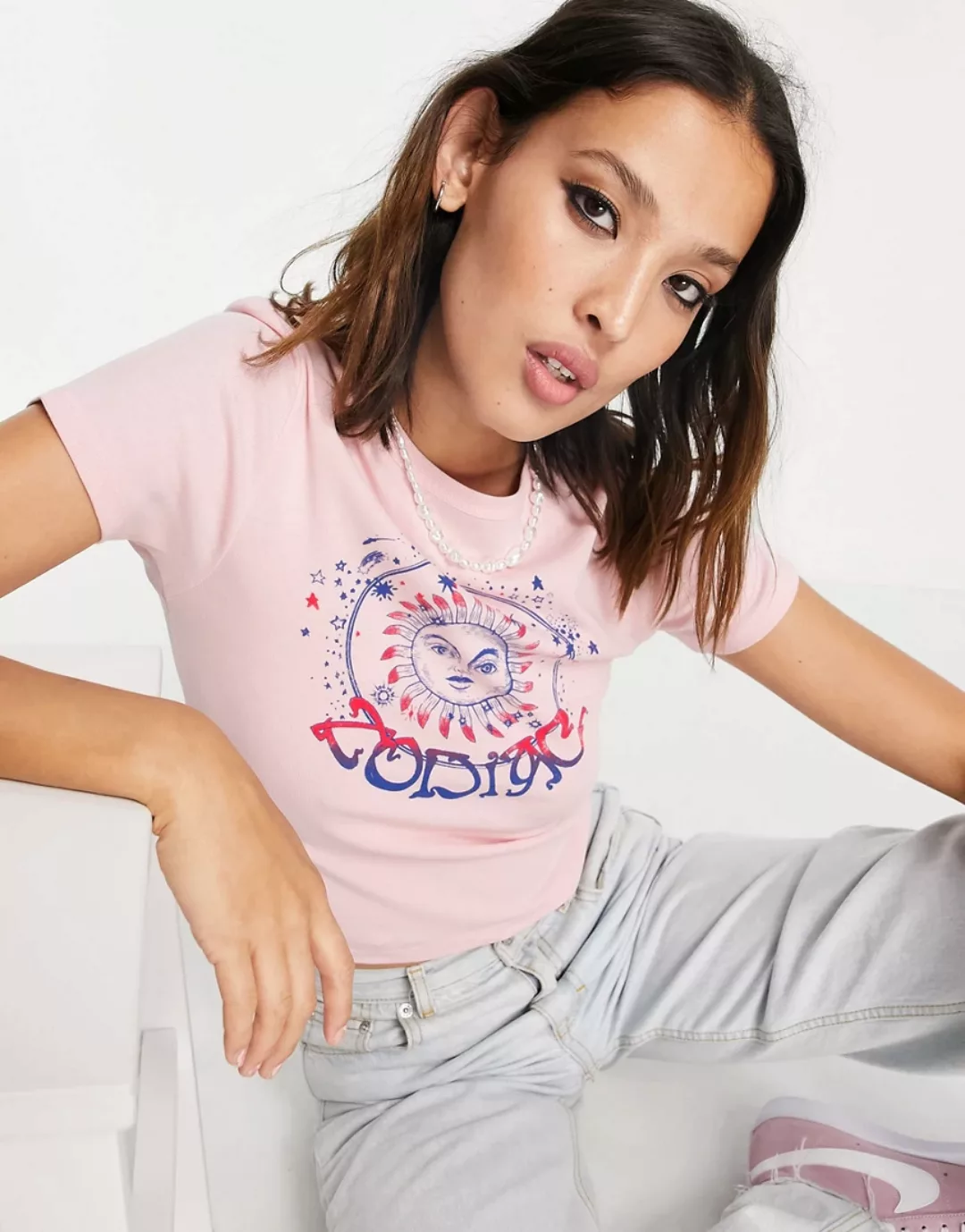 Topshop – Knapp geschnittenes T-Shirt in Rosa mit „Zodiac“-Print günstig online kaufen