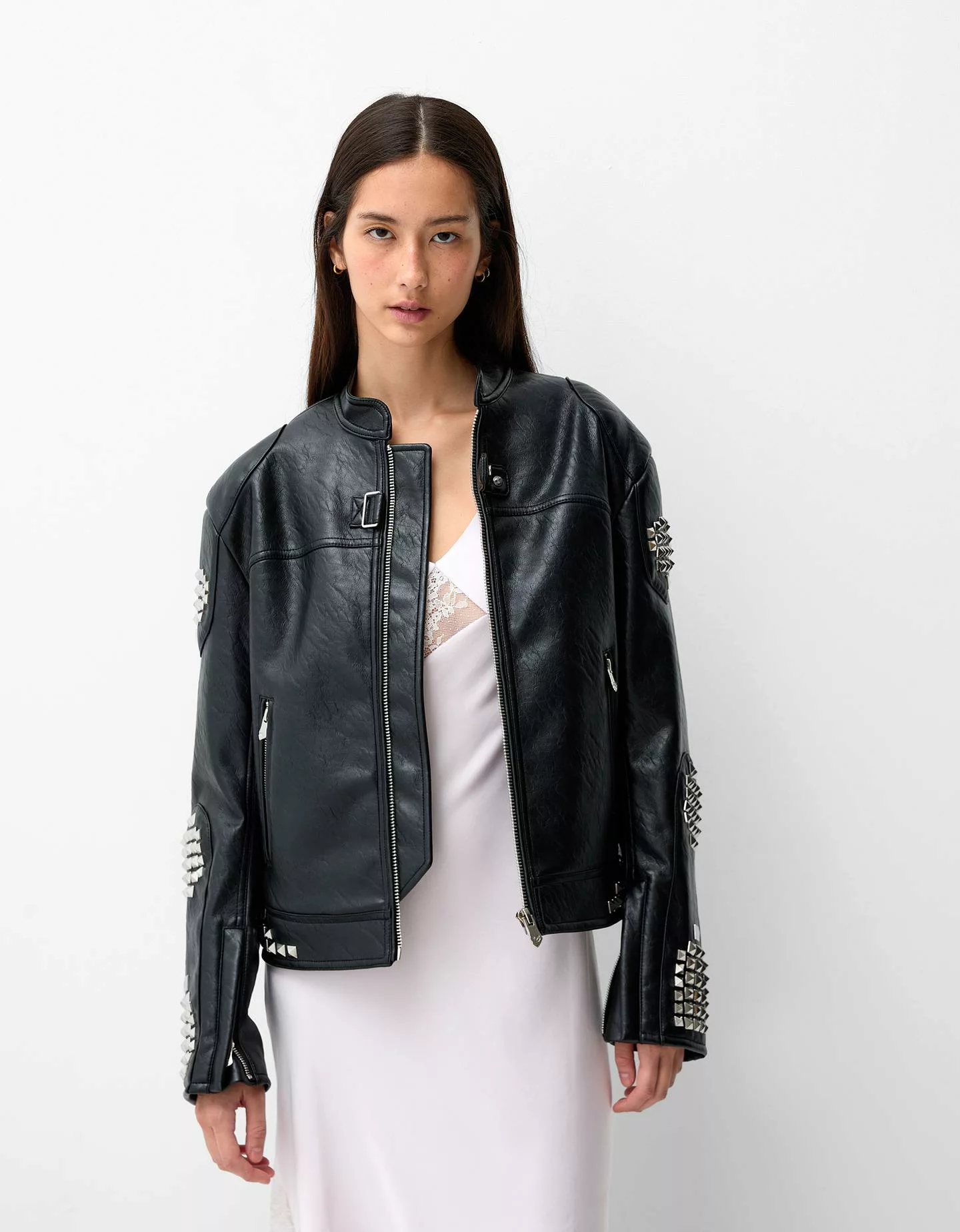 Bershka Jacke Generation Bershka Aus Kunstleder Mit Nieten Damen Xs-S Schwa günstig online kaufen