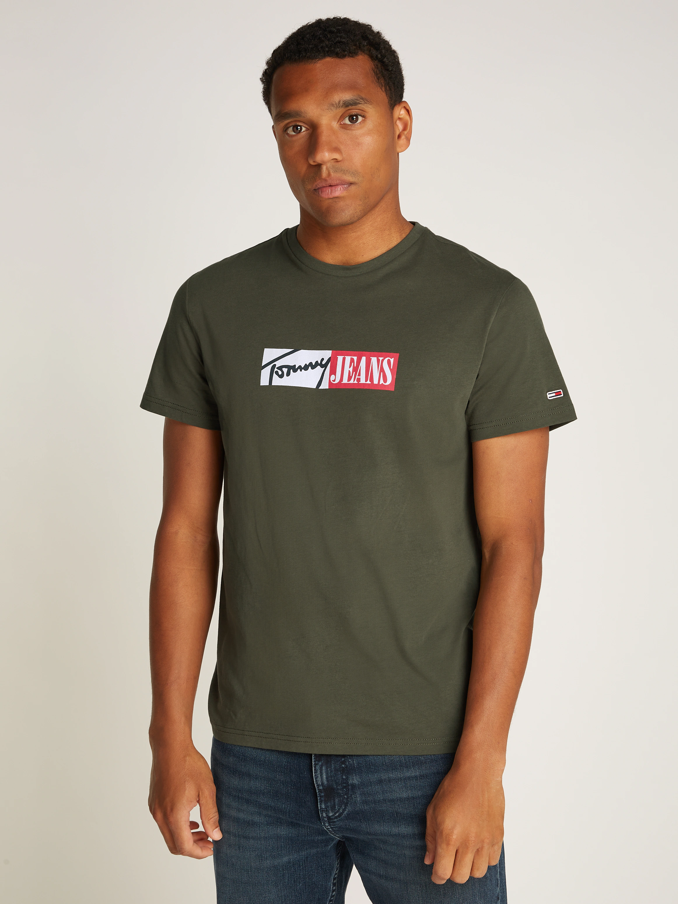 Tommy Jeans T-Shirt "TJM SLIM ENTRY GRAPHIC TEE EXT", mit Logo auf der Brus günstig online kaufen