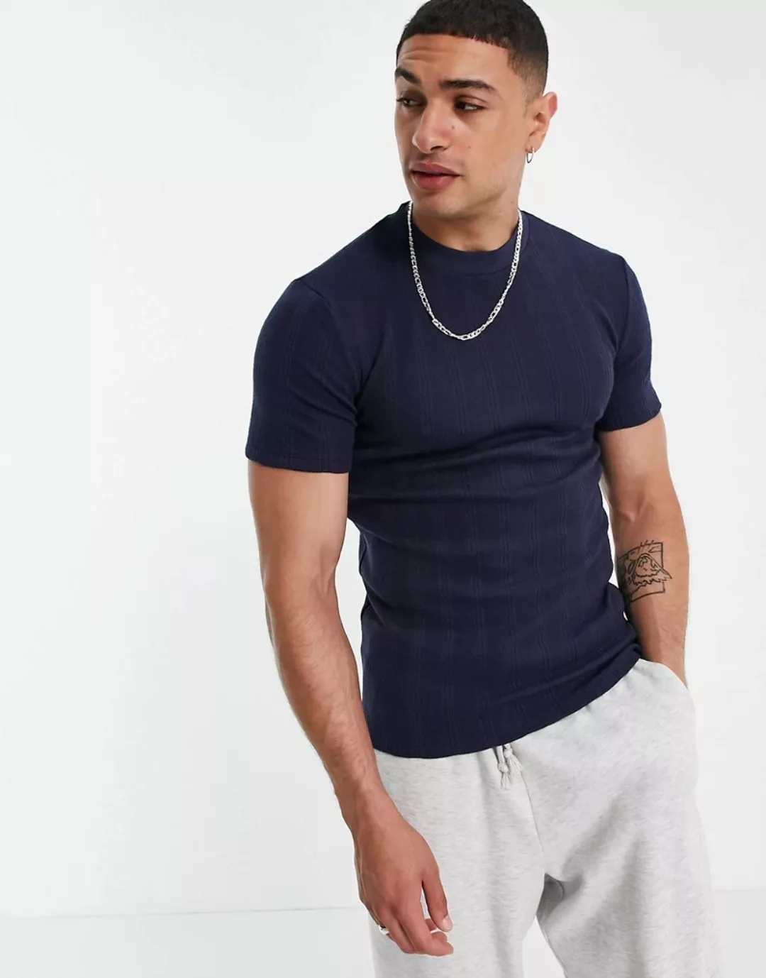ASOS DESIGN – Muskel-T-Shirt aus gestreiftem, strukturiertem Stoff in Marin günstig online kaufen