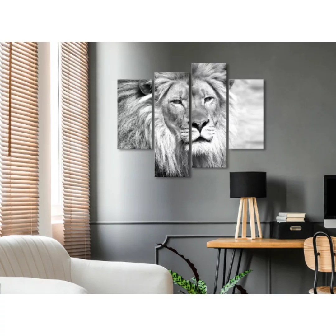 Bild auf Leinwand Löwe in Grautönen - vierteilige, afrikanische Landschaft günstig online kaufen