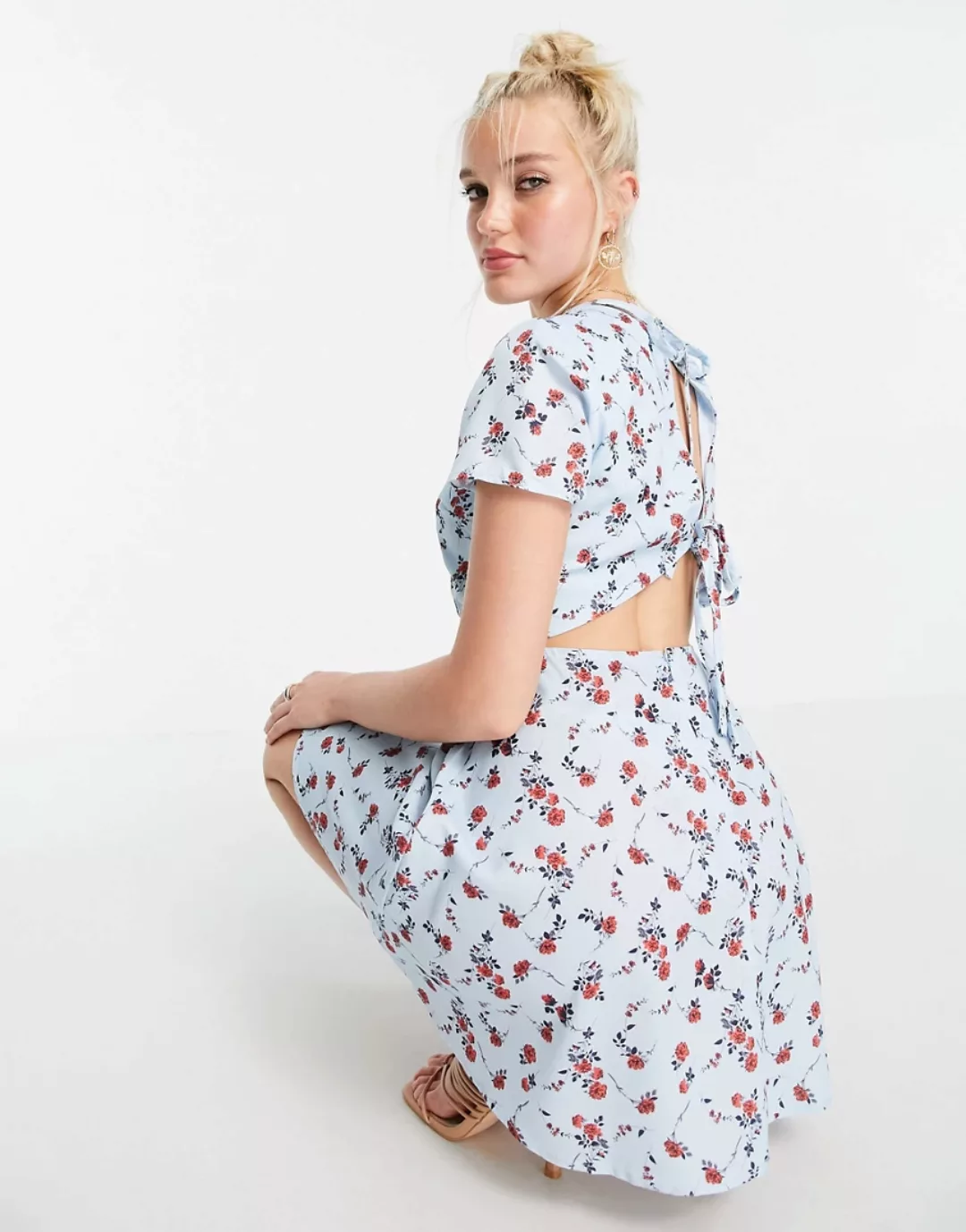 In The Style x Olivia Bowen – Ausgestelltes Minikleid mit Rückenausschnitt günstig online kaufen