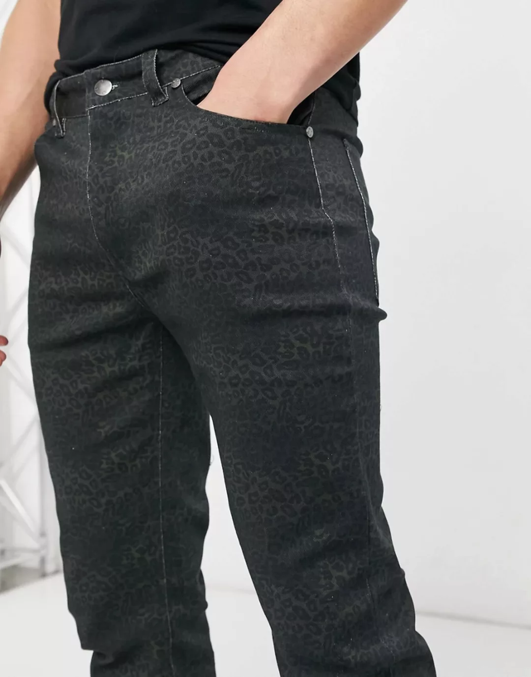 WESC – Alessandro – Eng geschnittene Denim-Jeans mit Leoparden-Military-Mus günstig online kaufen