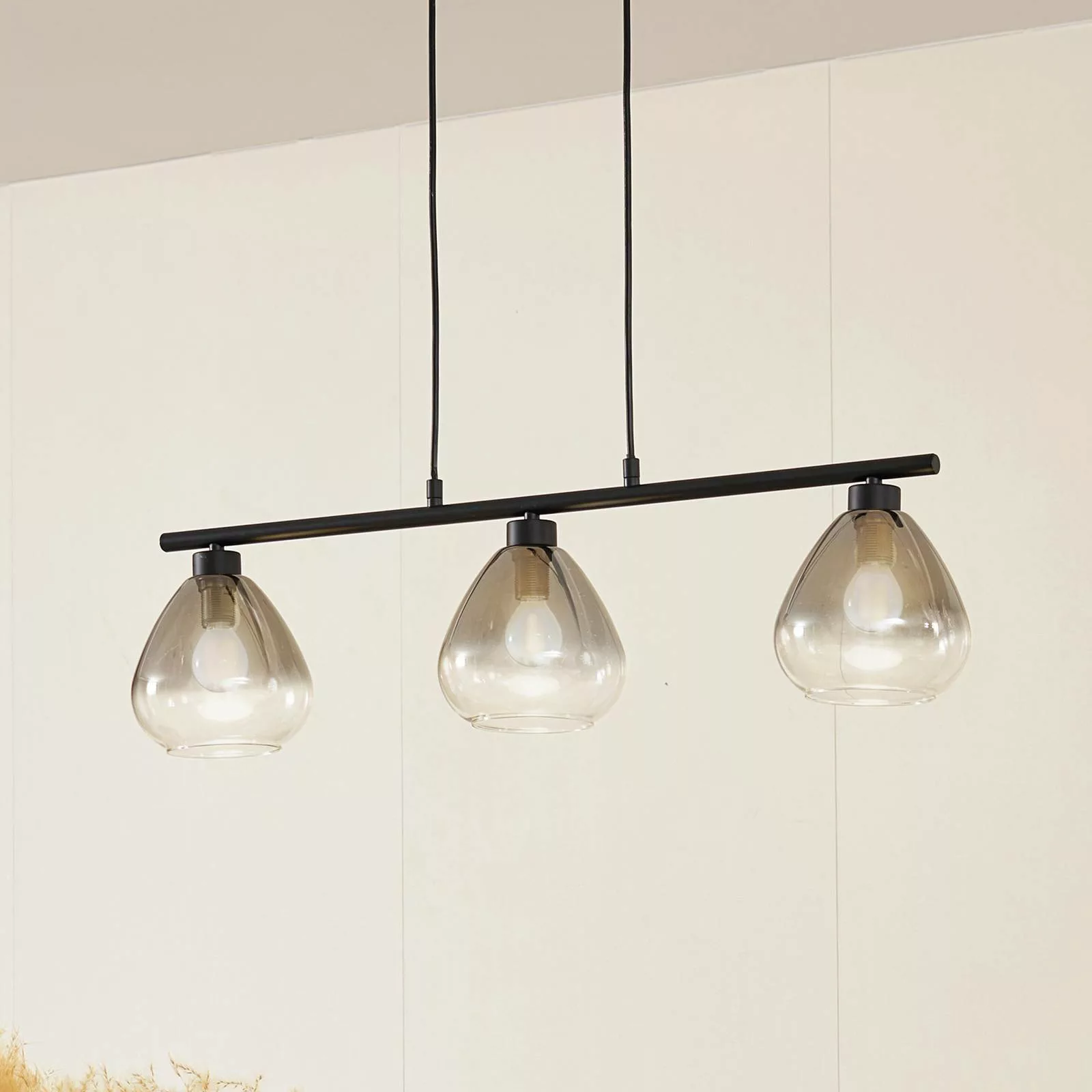 Lindby Hängeleuchte Pendura, schwarz, Glas, Länge 75 cm günstig online kaufen