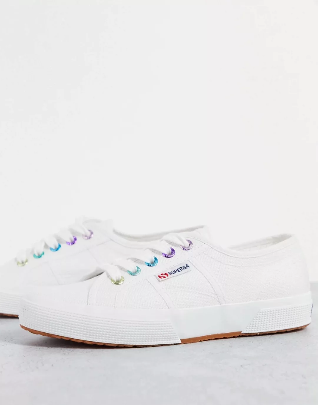 Superga – 2750 – Sneaker in Weiß mit Ösen in Regenbogenfarben günstig online kaufen