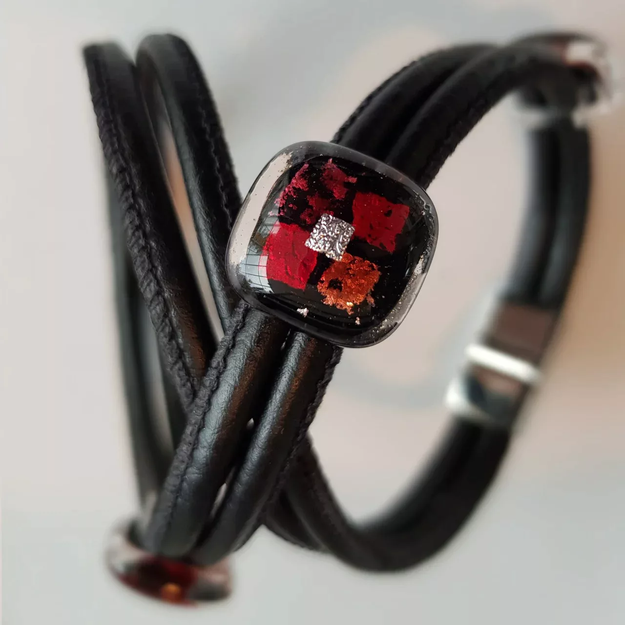 Lederarmband mit 3 Glassteinen Rot Schwarz Fusing günstig online kaufen