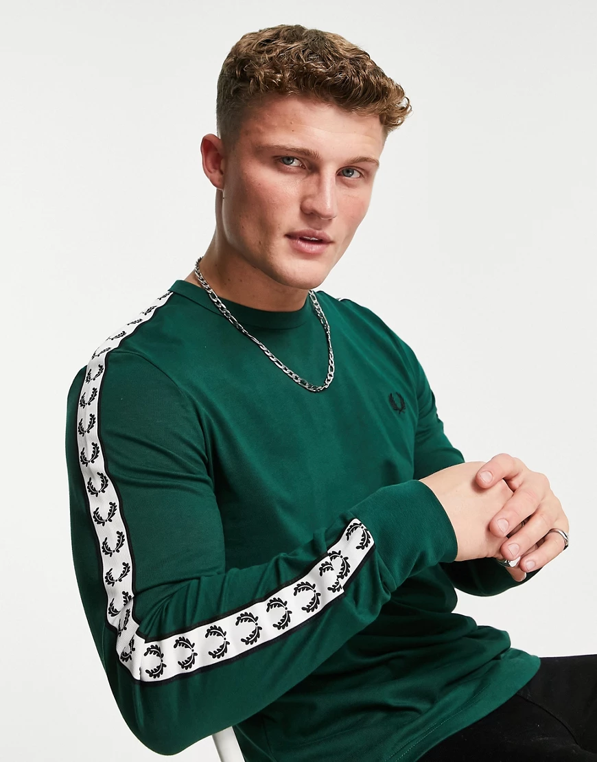 Fred Perry – Langärmliges Ringer-Oberteil in Grün mit Zierband günstig online kaufen