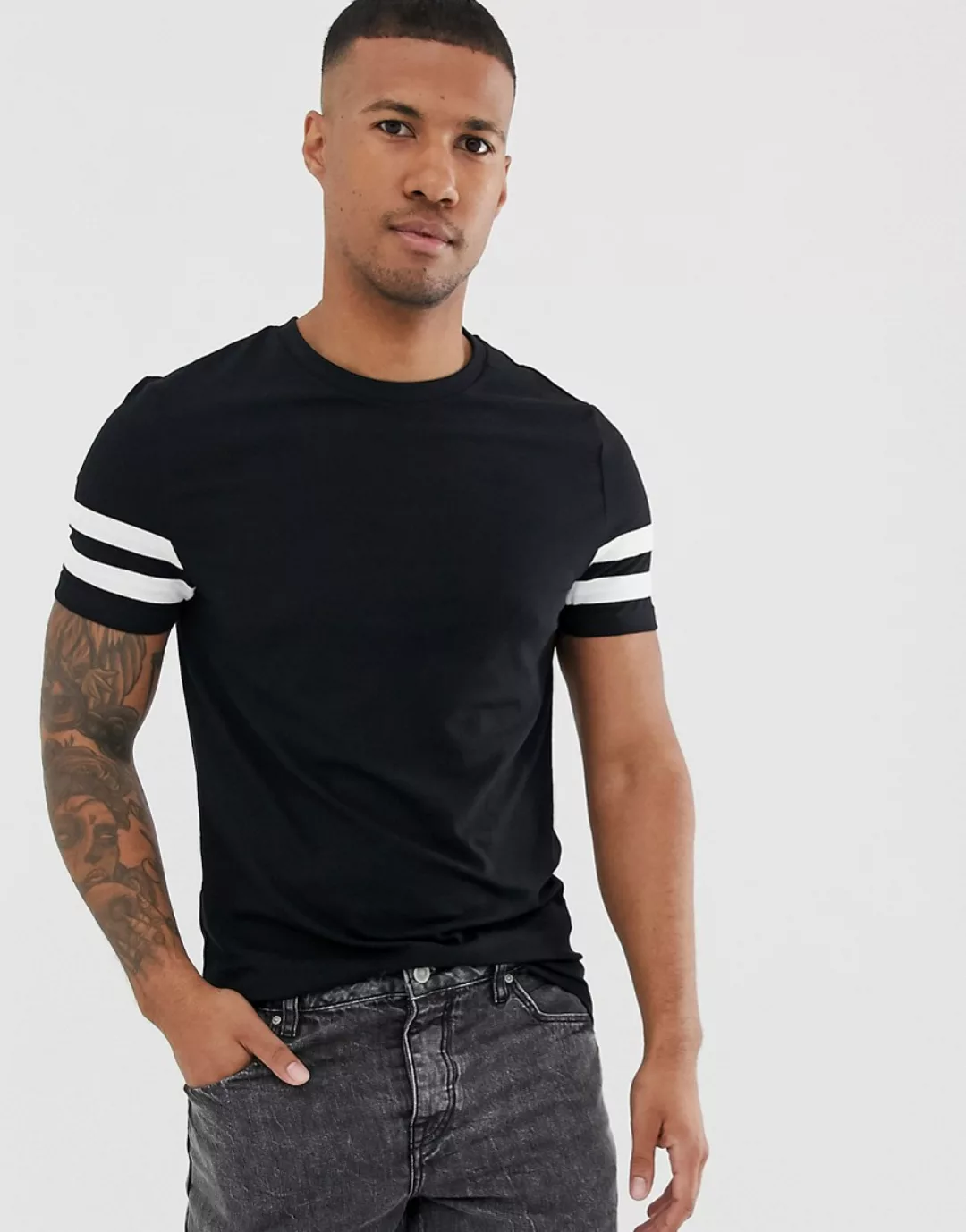 ASOS DESIGN – Eng geschnittenes Stretch-T-Shirt mit weißen Kontrastärmeln m günstig online kaufen