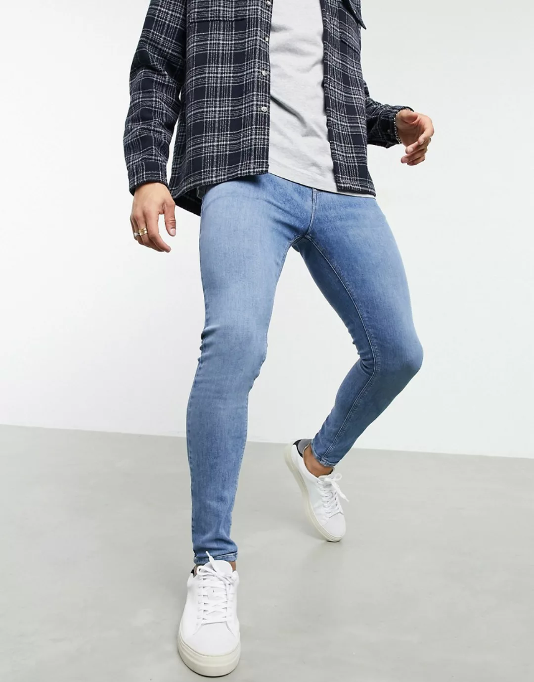 ASOS DESIGN – Hautenge Jeans mit Power-Stretch in blauer „Less Thirsty“-Was günstig online kaufen
