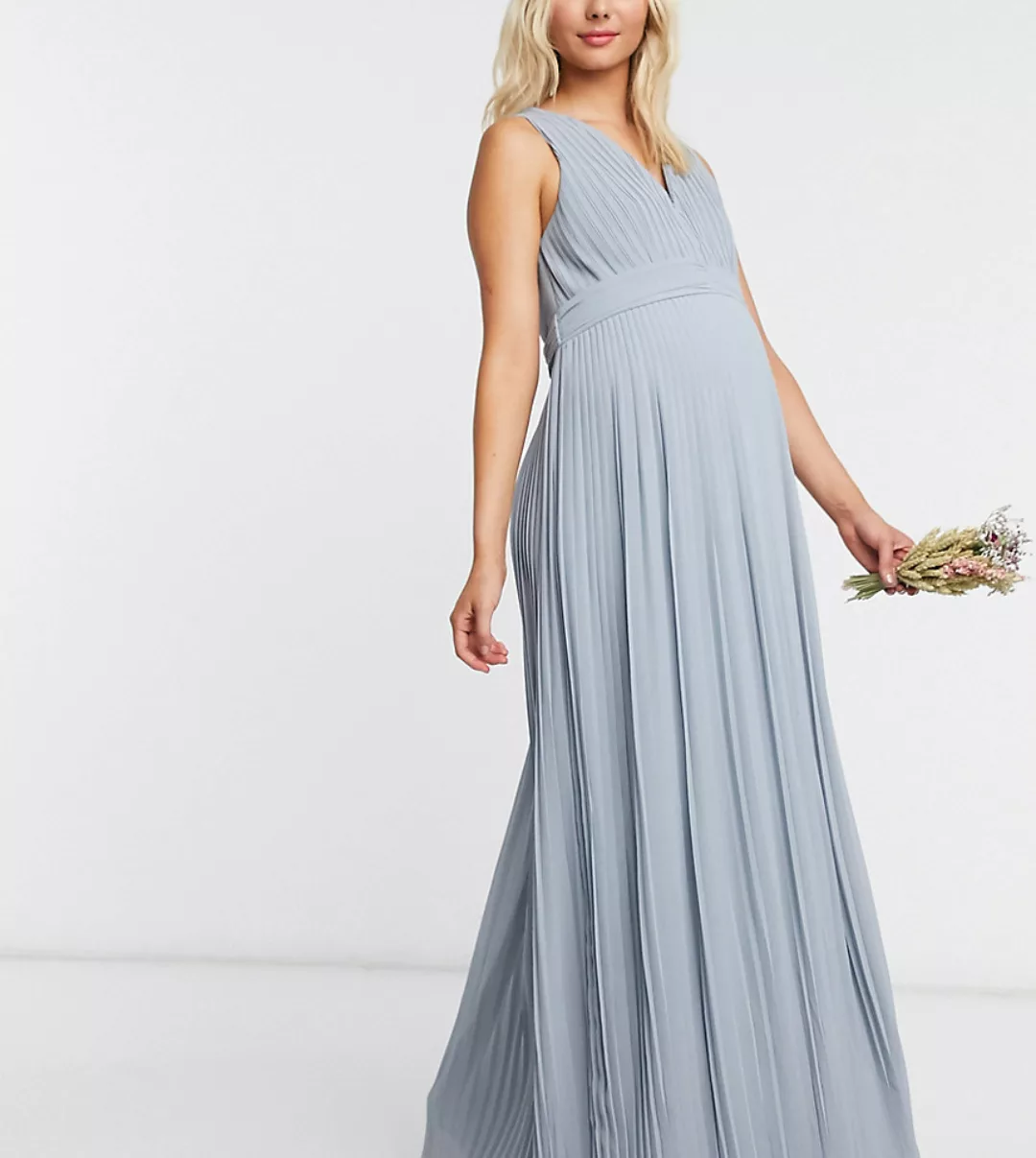 TFNC Maternity – Plissiertes, ärmelloses Brautjungfern-Maxikleid in Staubbl günstig online kaufen