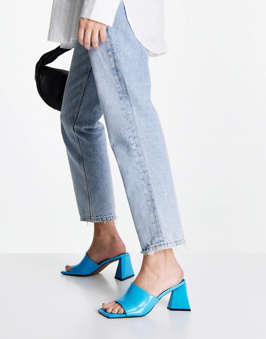 ASOS DESIGN – Healing – Leder-Pantoletten in Blau mit dreieckigem Absatz günstig online kaufen