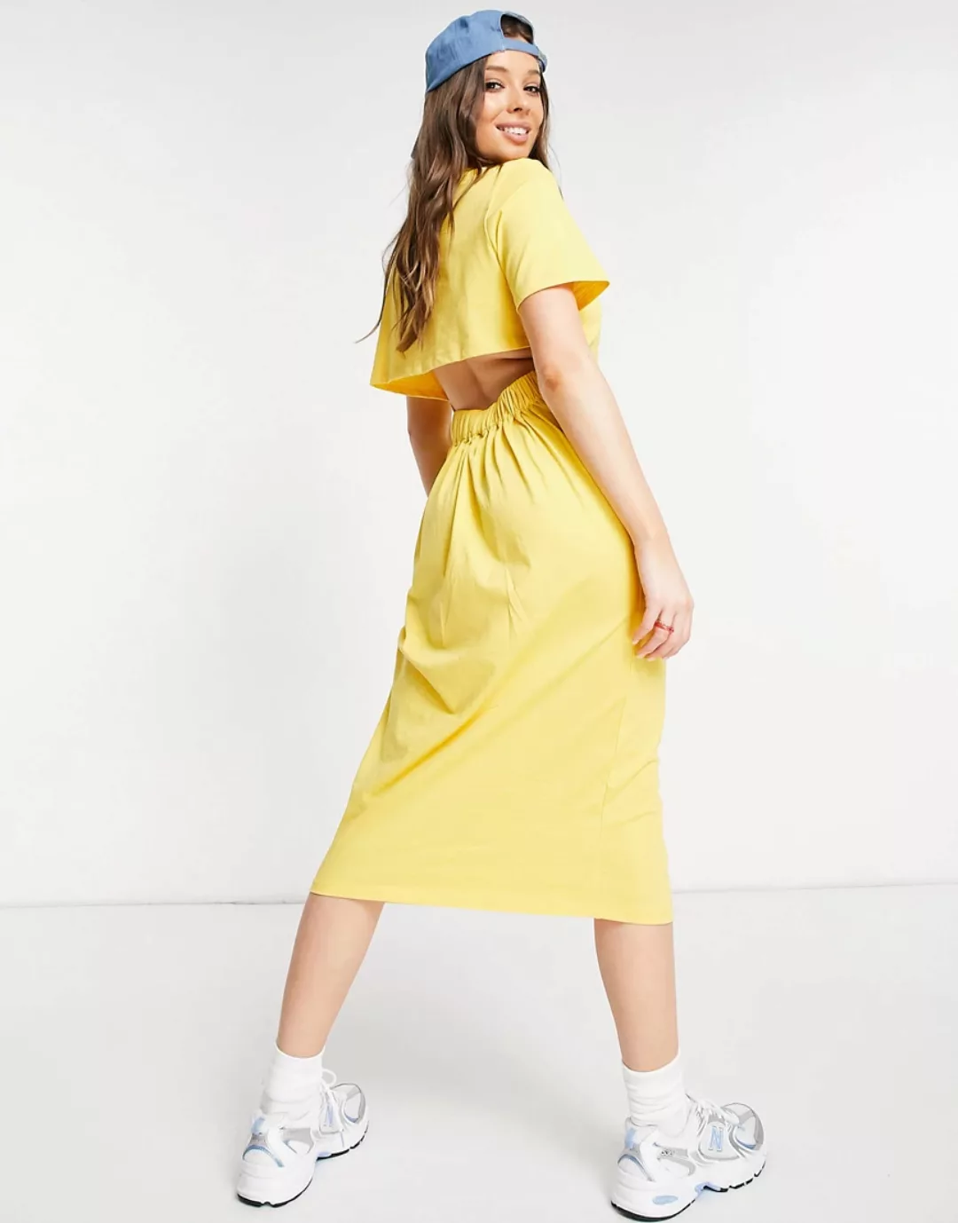 ASOS DESIGN – Oversize-Midi-T-Shirt-Kleid in Gelb mit Zierausschnitt am Rüc günstig online kaufen