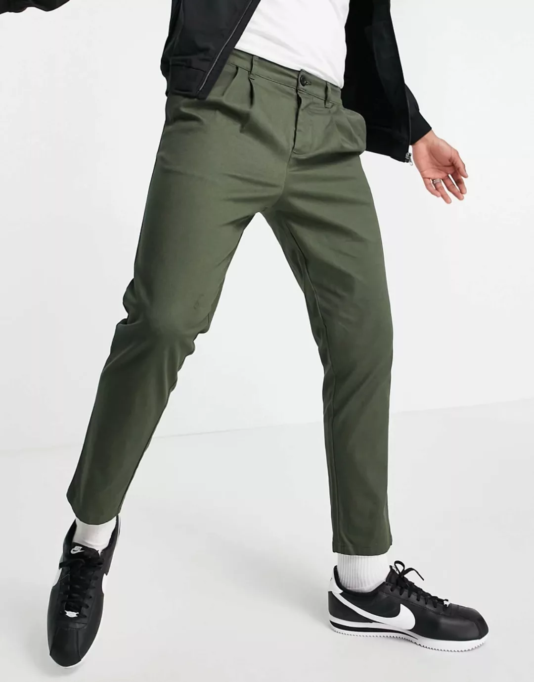 ASOS DESIGN – Zigaretten-Chinohose mit Bundfalten, in Dunkelkhaki-Grün günstig online kaufen