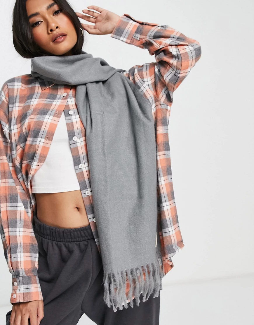 Topshop – Sehr weicher Schal aus recyceltem Material in Grau mit gewebter L günstig online kaufen