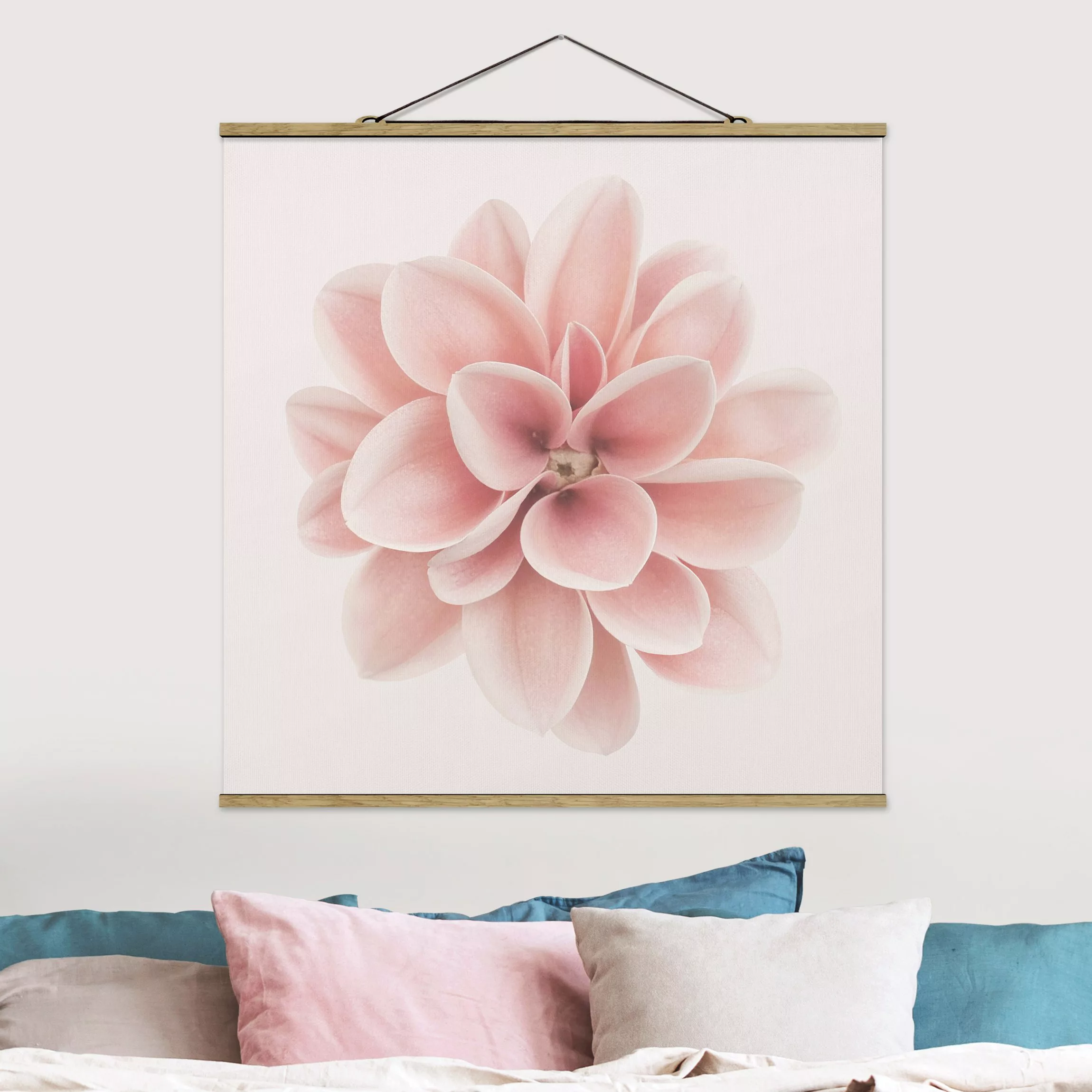 Stoffbild mit Posterleisten Dahlie Rosa Pastell Blume Zentriert günstig online kaufen