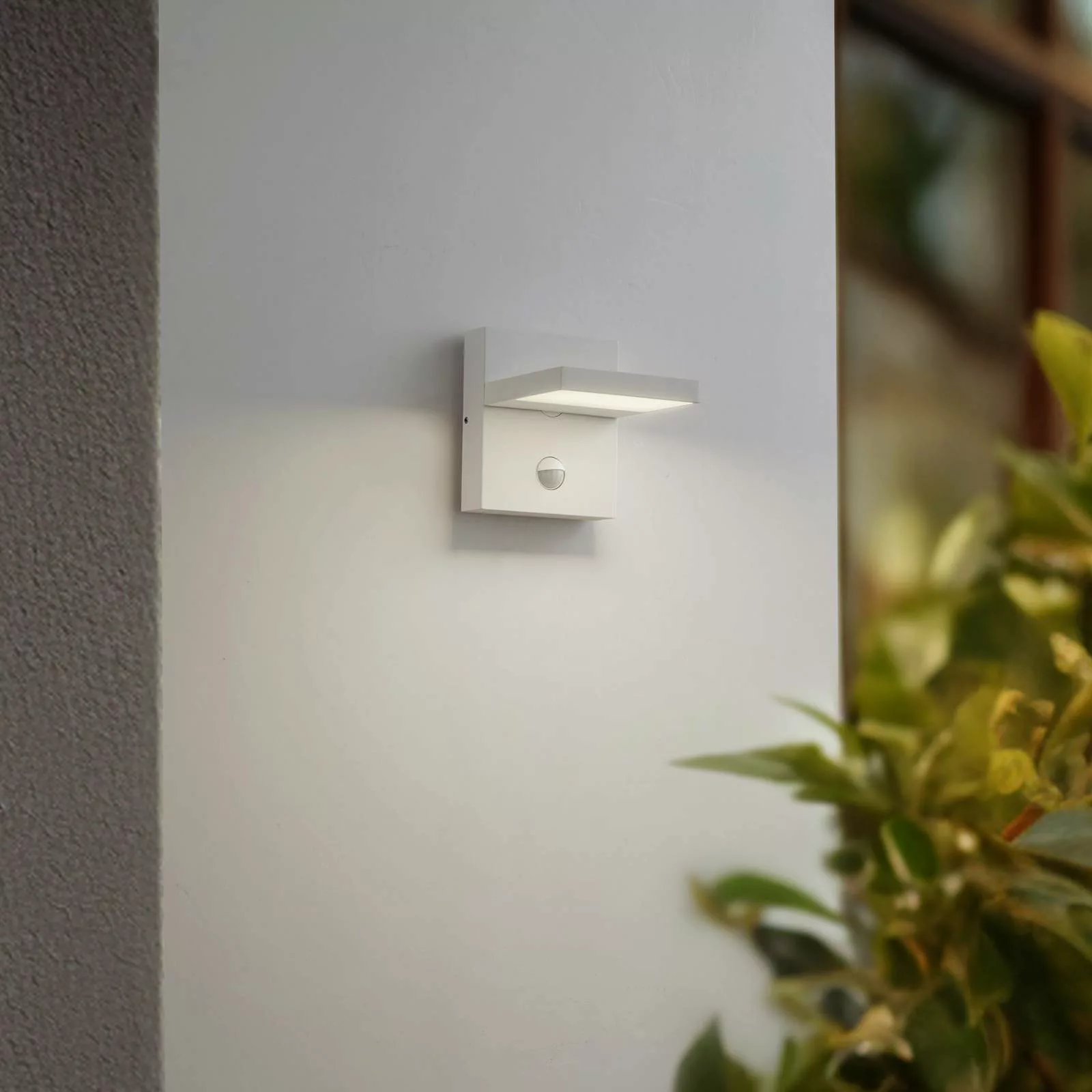 Lucande LED-Außenwandlampe Silvan, weiß, Sensor, IP54, 16cm günstig online kaufen