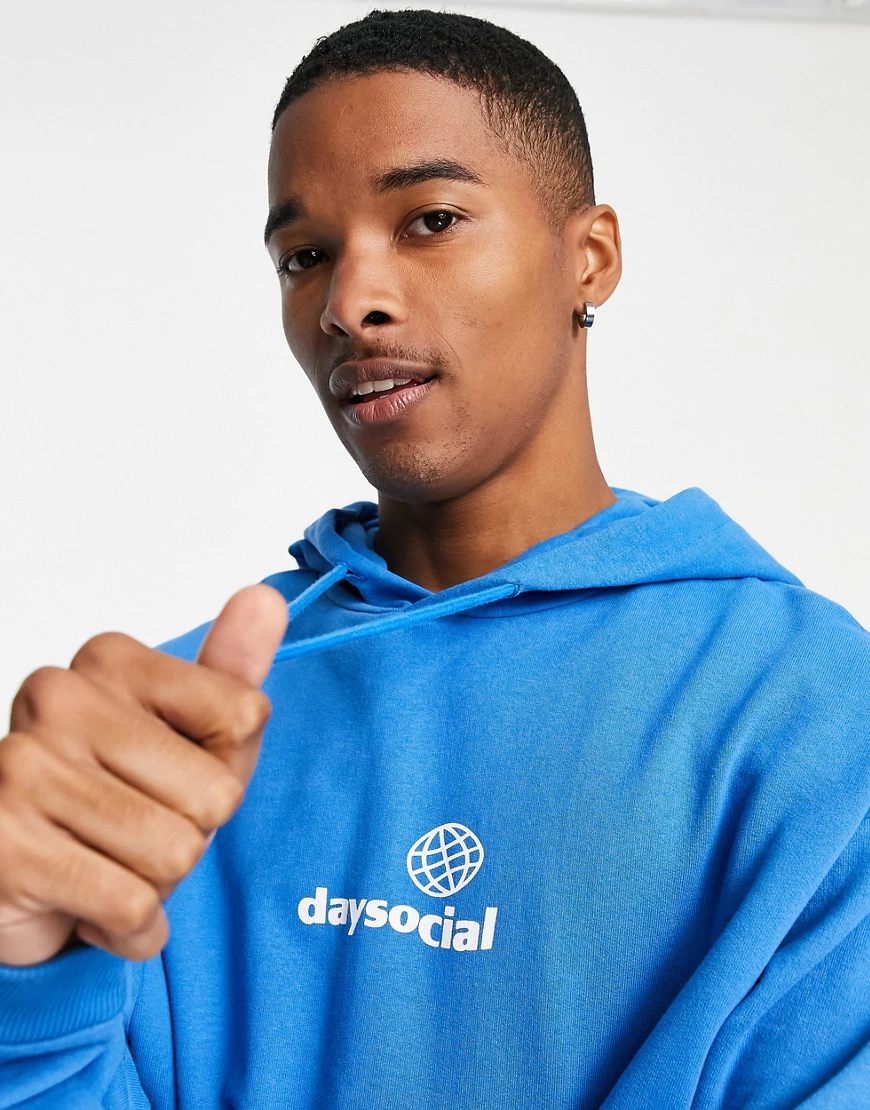 ASOS – Daysocial – Oversize-Kapuzenpullover mit Logo auf der Brust in Blau günstig online kaufen