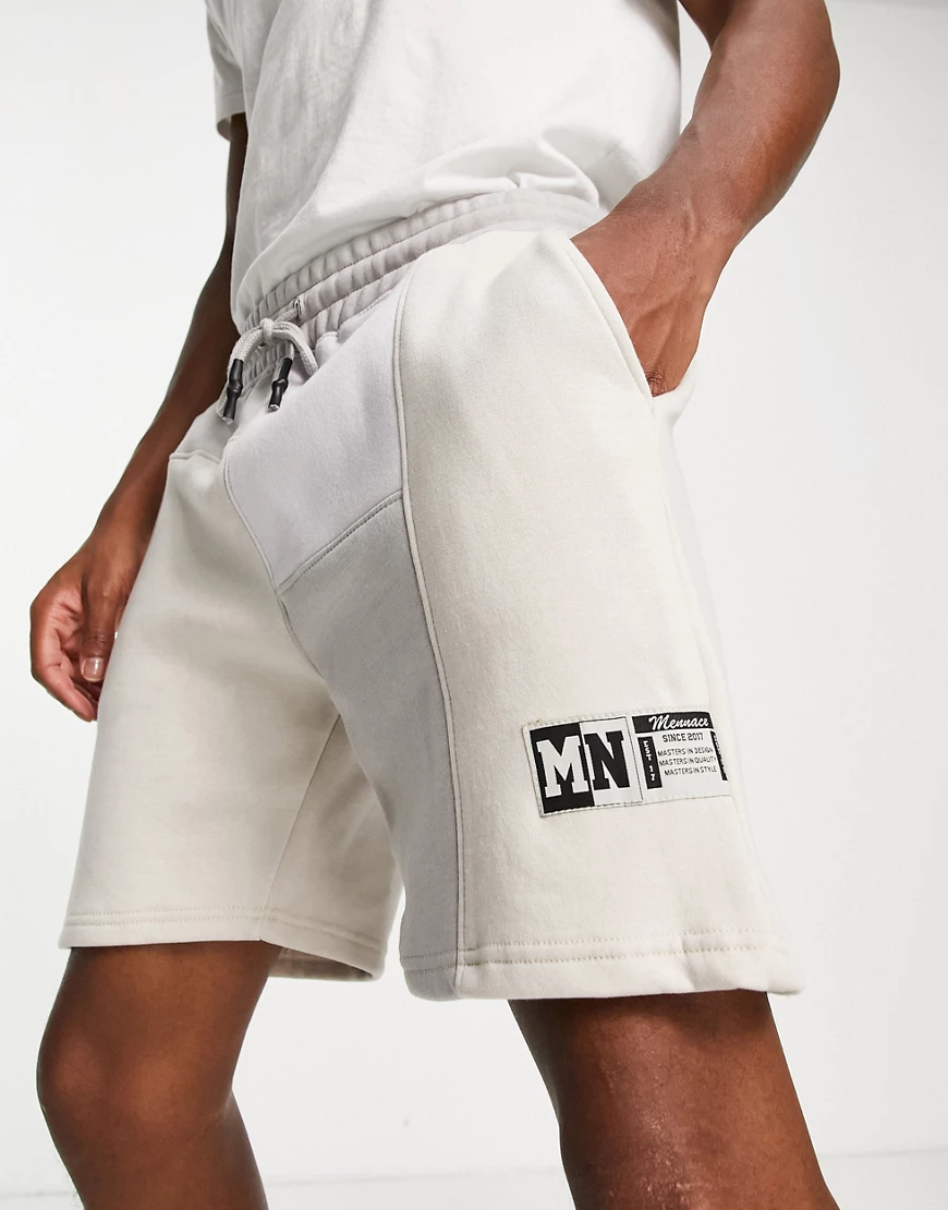 Mennace – Jersey-Shorts mit gespleißtem Design in Beige und Kordelzug-Neutr günstig online kaufen