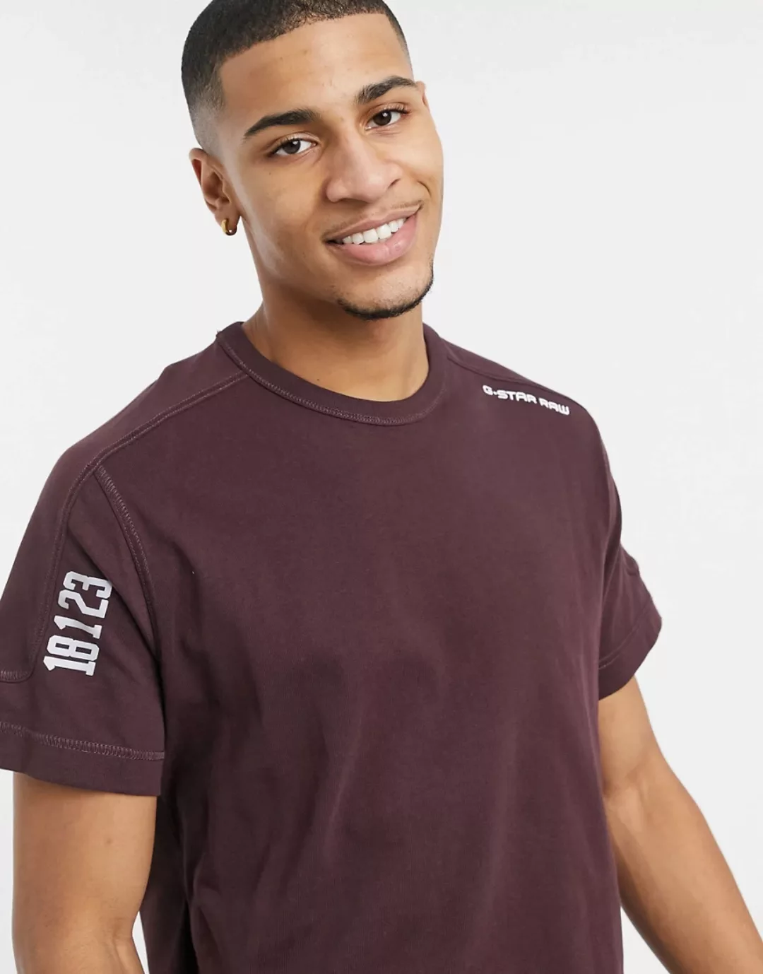 G-Star – T-Shirt mit Schriftzug am Ärmel in Burgunderrot günstig online kaufen