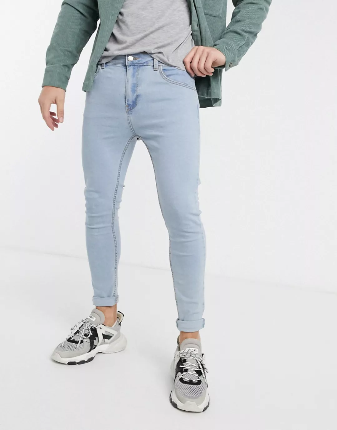 Bershka – Besonders enge Jeans in Hellblau günstig online kaufen