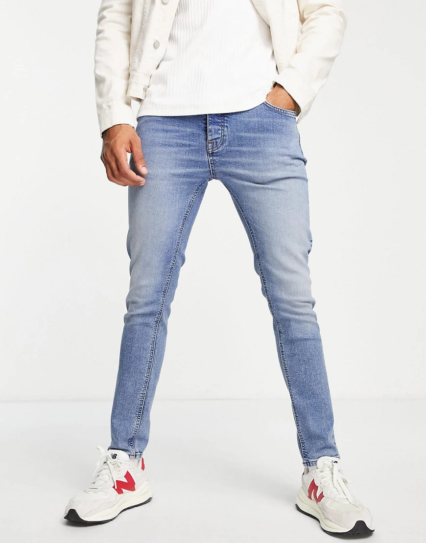 ASOS DESIGN – Enge Jeans aus Bio-Baumwollmix in heller, getönter Waschung-B günstig online kaufen